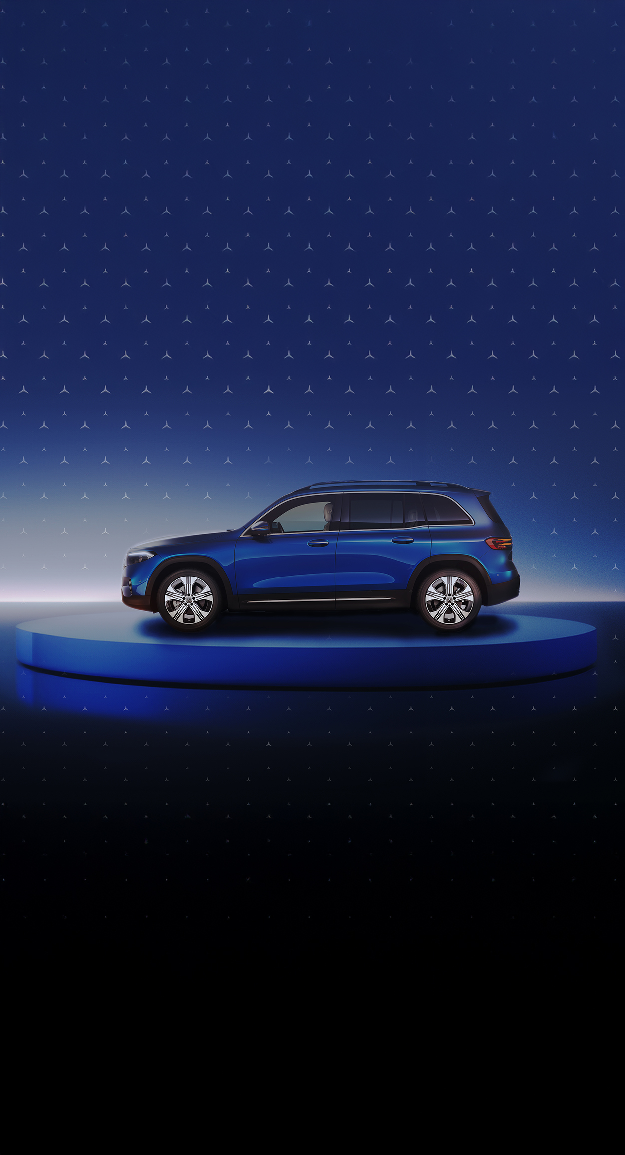 Store | Mercedes-Benz. Zu sehen ist ein blauer GLC auf einer runden Bühne mit Stern im Hintergrund
