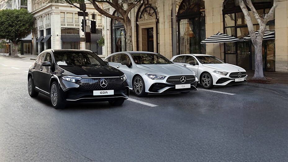 Drei verschiedene Mercedes-Benz Modelle nebeneinander auf einer Straße