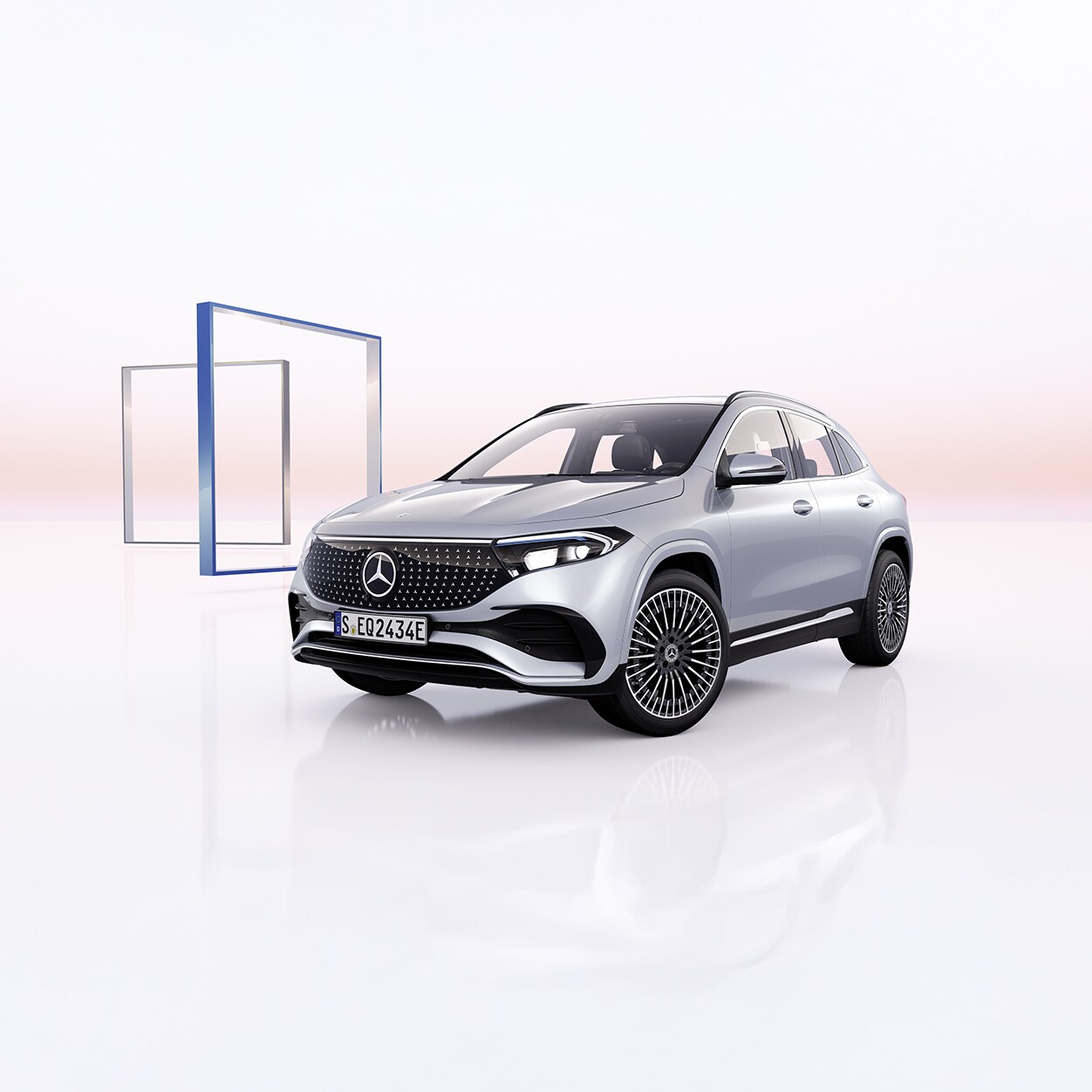 Ein silberner Mercedes-Benz EQA vor einem weißen Hintergrund