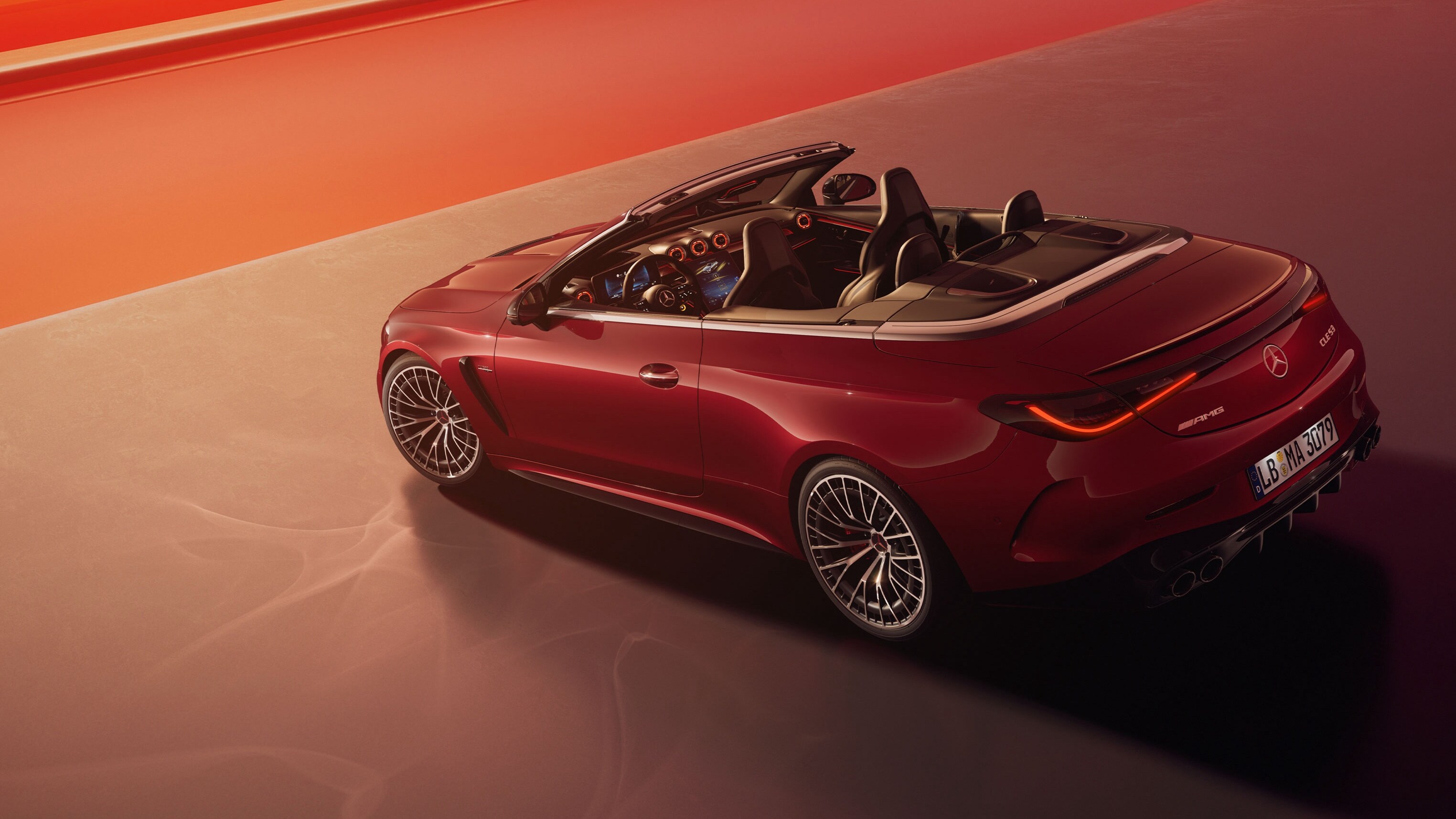 Das neue Mercedes-AMG CLE Cabriolet in rot mit offenem Verdeck.