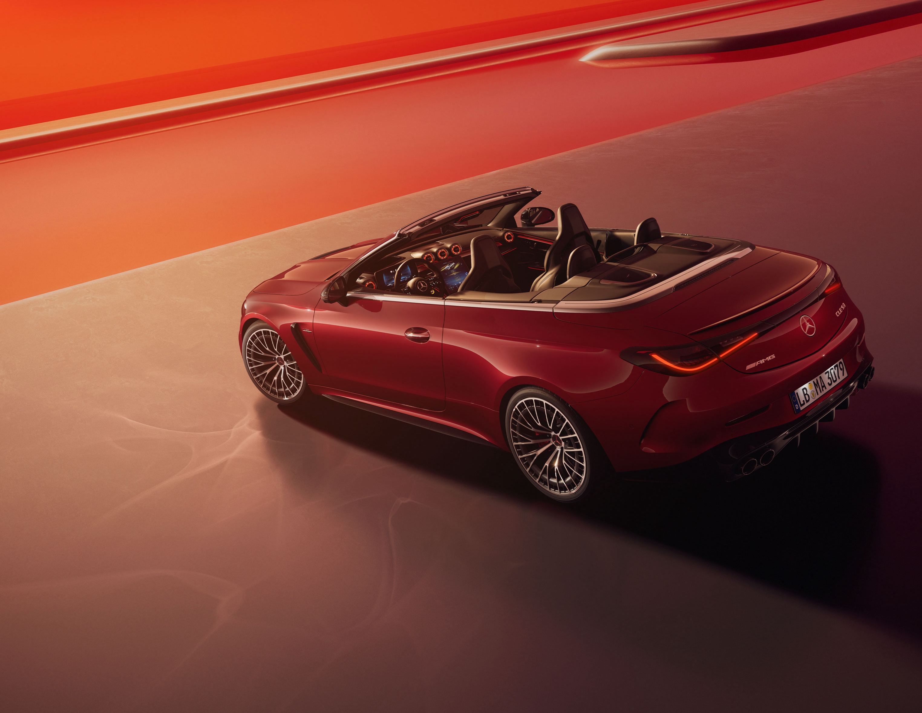 Das neue Mercedes-AMG CLE Cabriolet in rot mit offenem Verdeck.