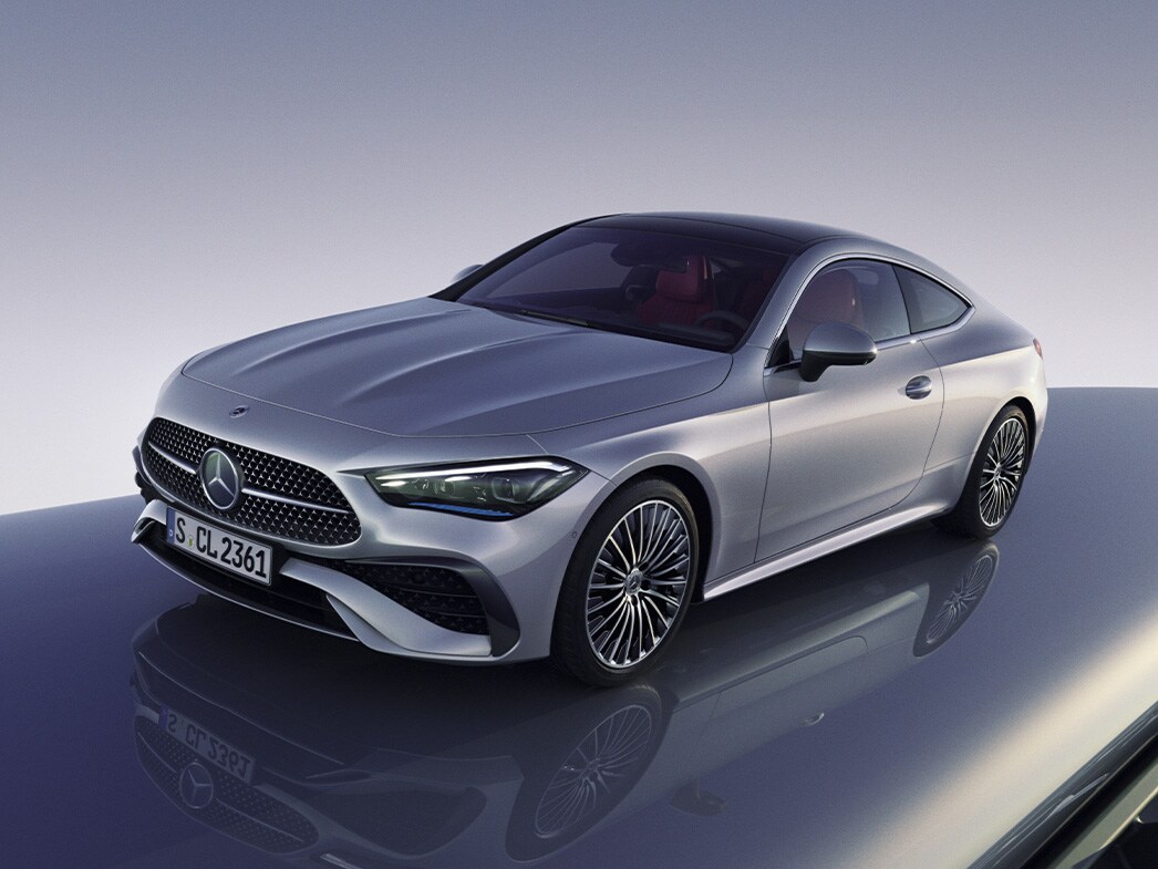 Der CLE Coupé von Mercedes-Benz in einer seitlichen Frontansicht.