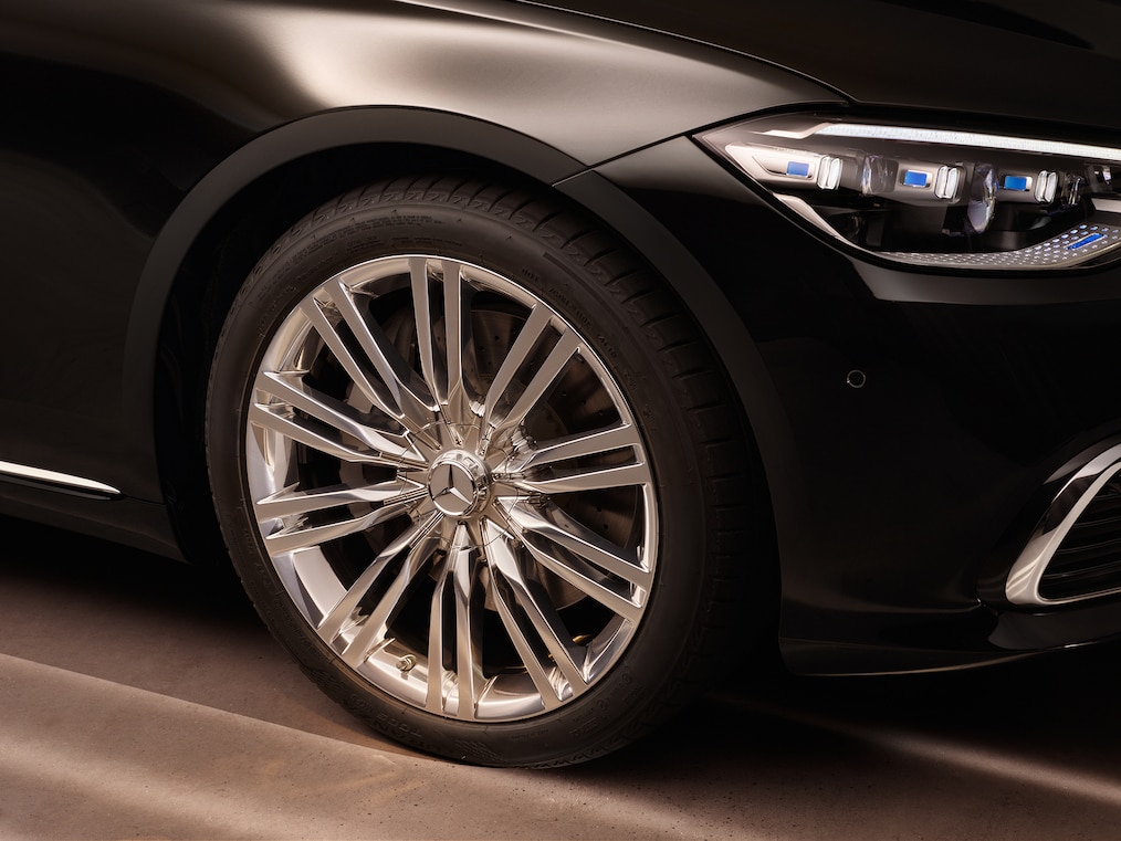 Die Leichtmetallräder der Mercedes-Benz S-Klasse Limousine in einer Detailansicht.