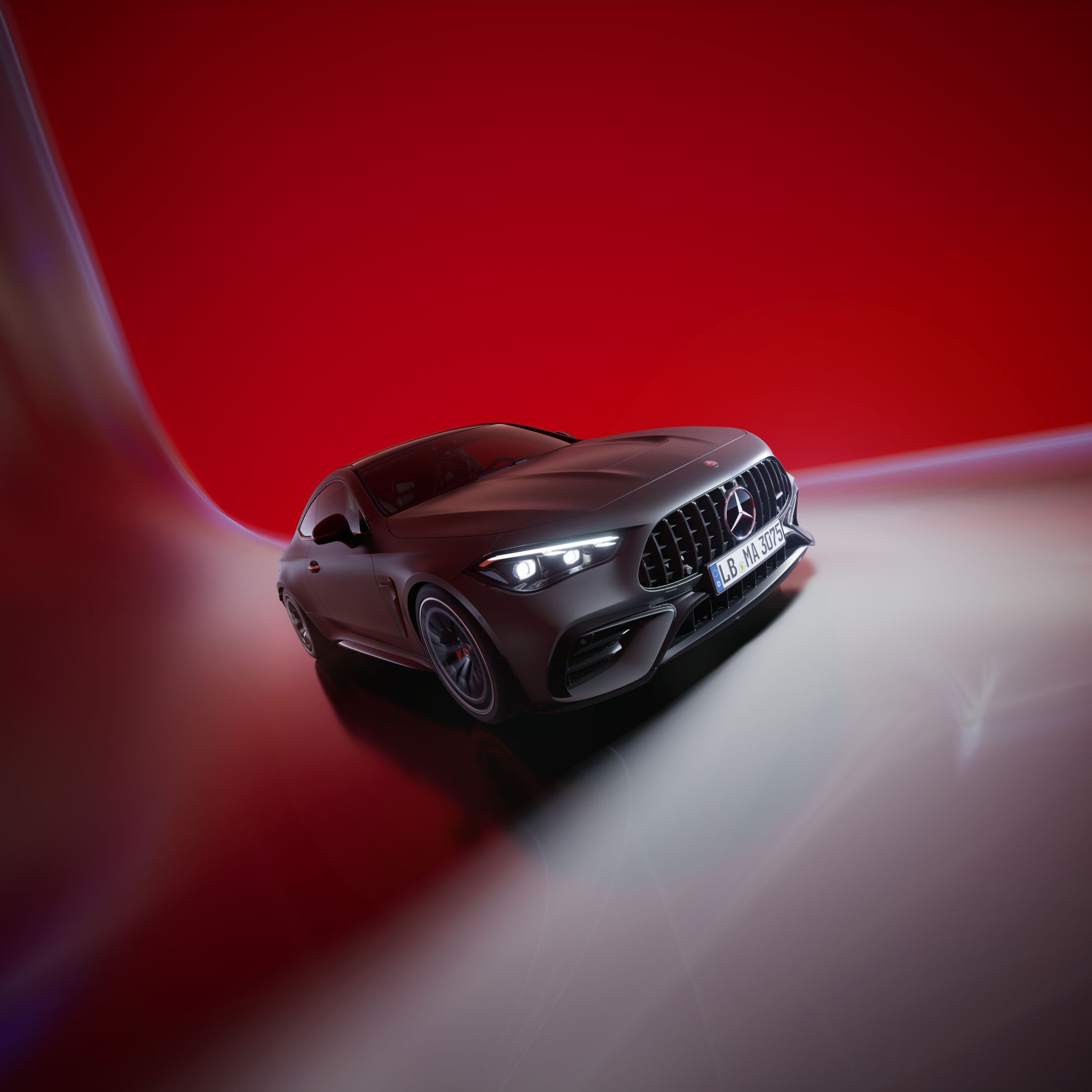 Das AMG CLE Coupe vor rotem Hintergrund.