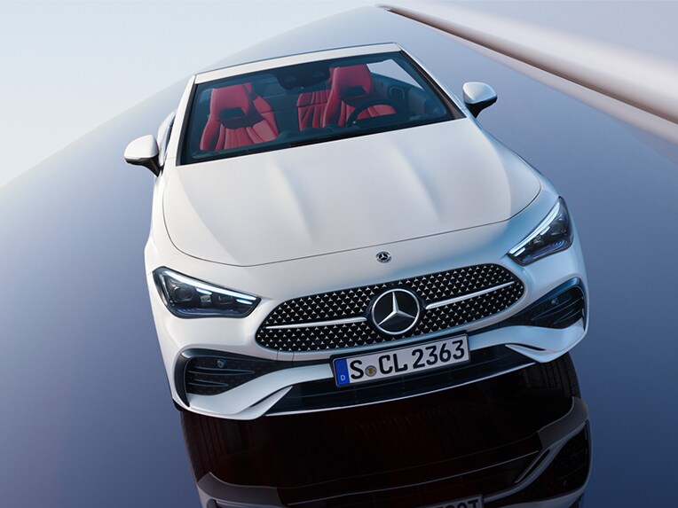 Das CLE Cabriolet von Mercedes-Benz in einer seitlichen Frontansicht.