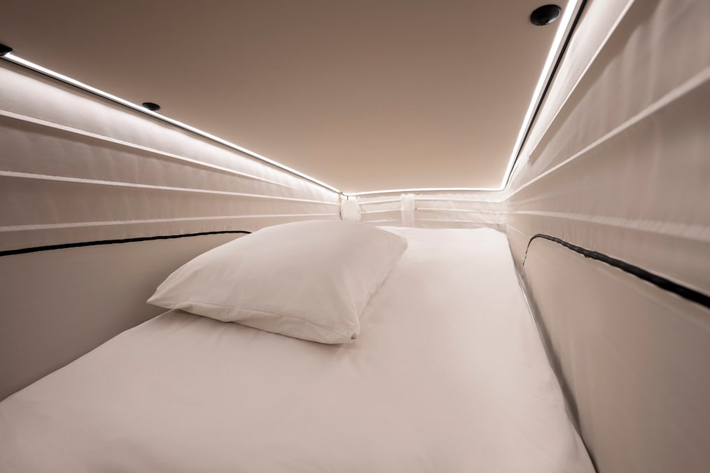 Das Dachbett des Marco Polo mit LED-Leuchten und Lüftungsdüsen links und rechts.