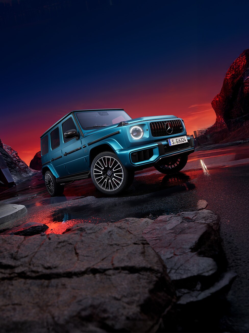 Der Mercedes-AMG G 63 von Mercedes-Benz in einer seitlichen Frontansicht in einer modernen Umgebung.