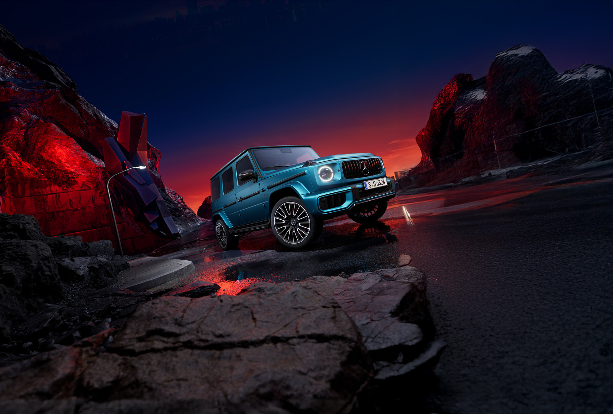 Mercedes-AMG G 63 | Mercedes-Benz Der Mercedes-AMG G 63 von Mercedes-Benz in einer seitlichen Frontansicht in einer modernen Umgebung.