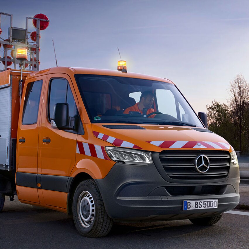 Ein Mercedes-Benz Sonderfahrzeug von der Autobahnmeisterei im Einsatz.