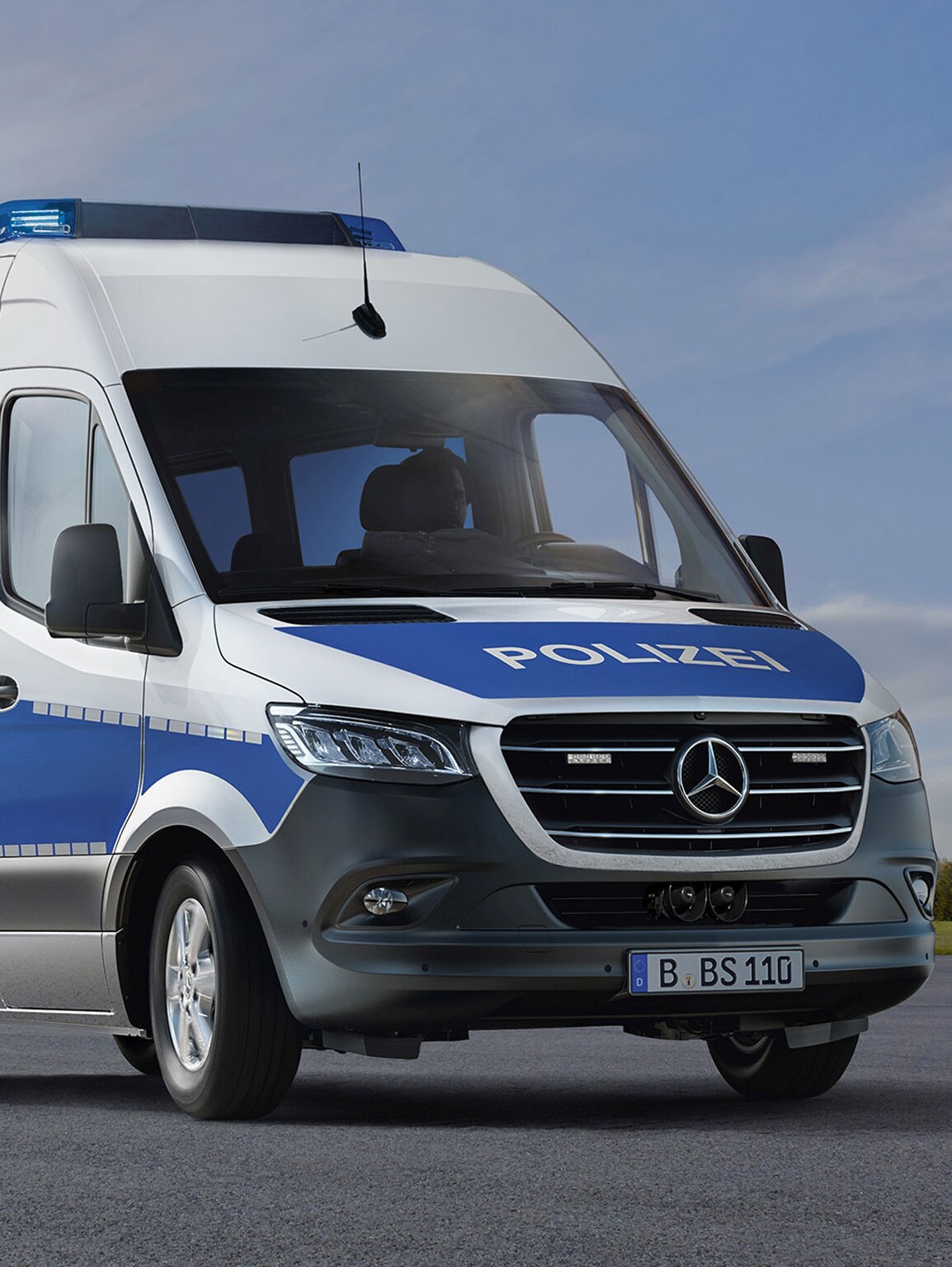 Ein Mercedes-Benz Funkstreifen- und Gruppenwagen der Polizei bei Tag