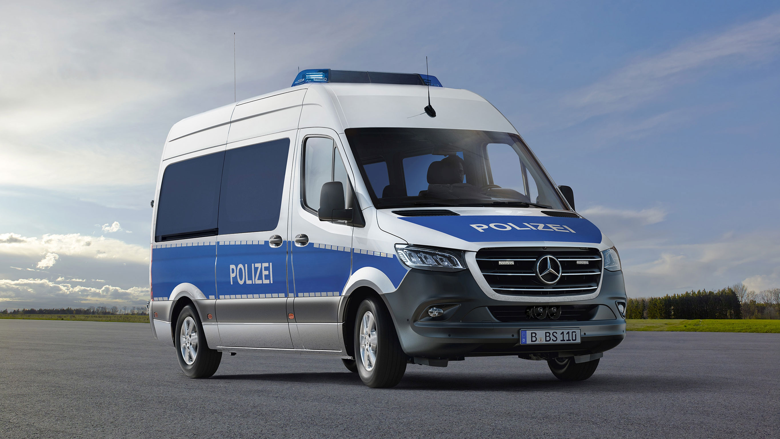 Polizei Funkstreifen- und Gruppenwagen | Mercedes-Benz Ein Mercedes-Benz Funkstreifen- und Gruppenwagen der Polizei bei Tag