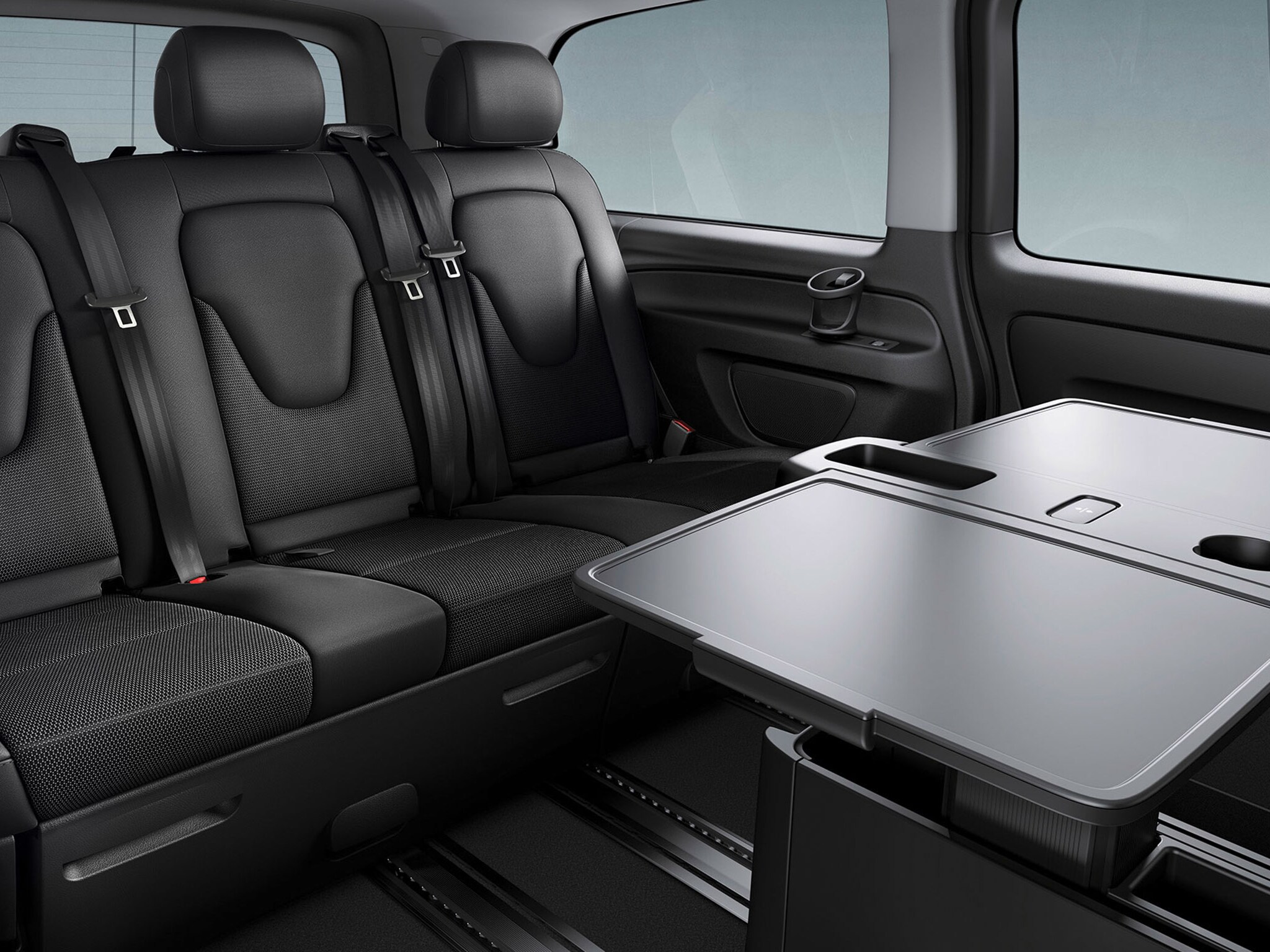 Der Mercedes-Benz Vito Innenraum mit Klapptisch als Einsatzzentrale für die Polizei.