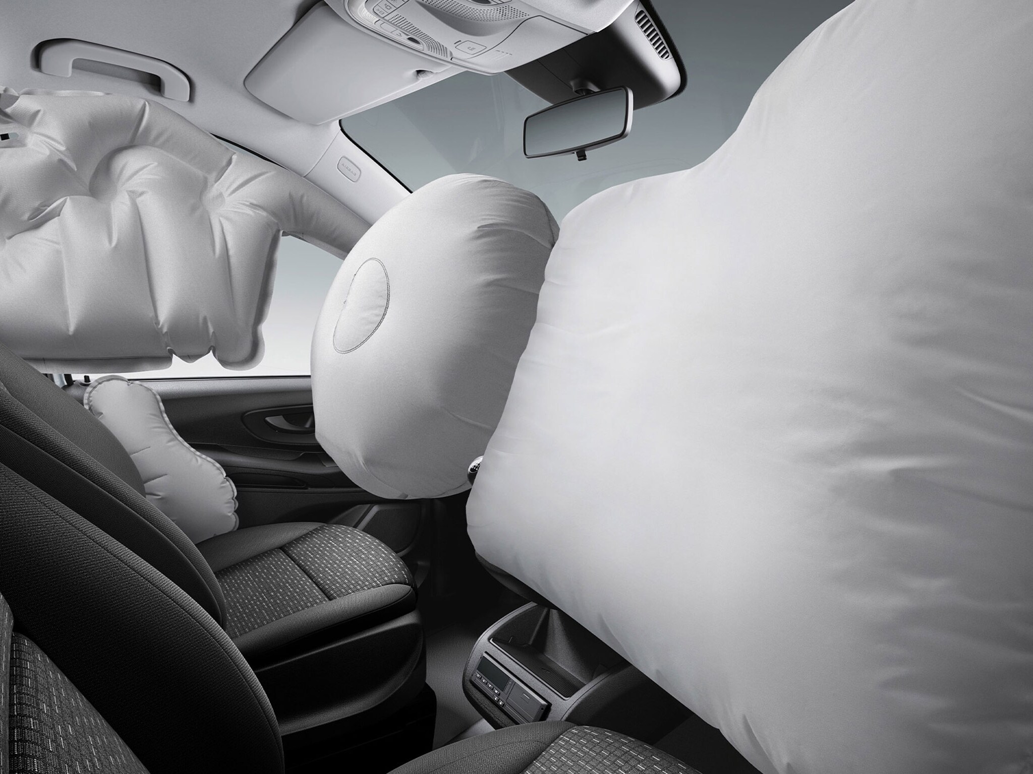 Ein geöfnetter Airbag im Innenraum des Vitos als Einsatzfahrzeug der Polizei.