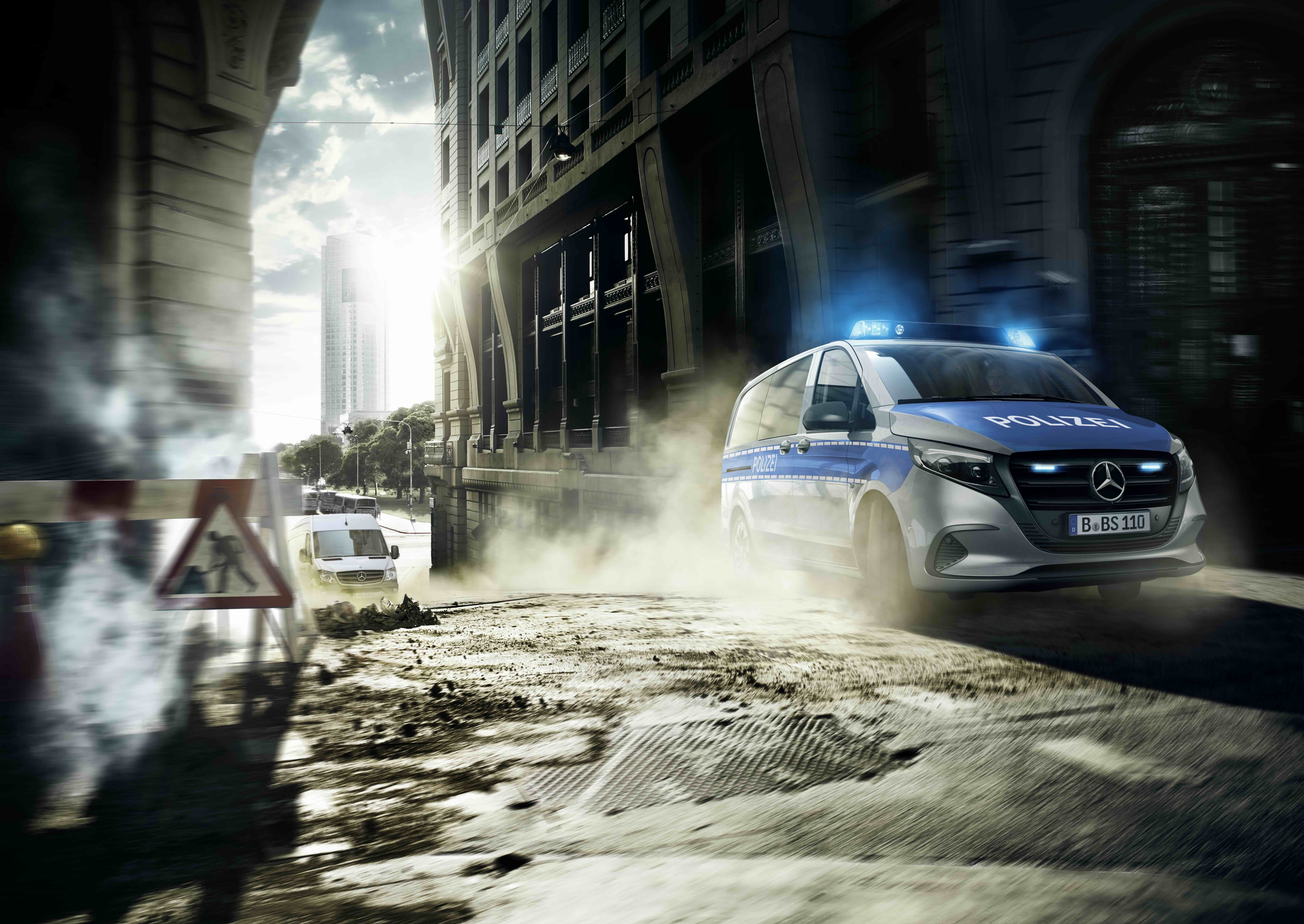 Polizei-Vito im Einsatz | Mercedes-Benz Der Mercedes-Benz Polizei-Vito auf unwegsamen Gelände