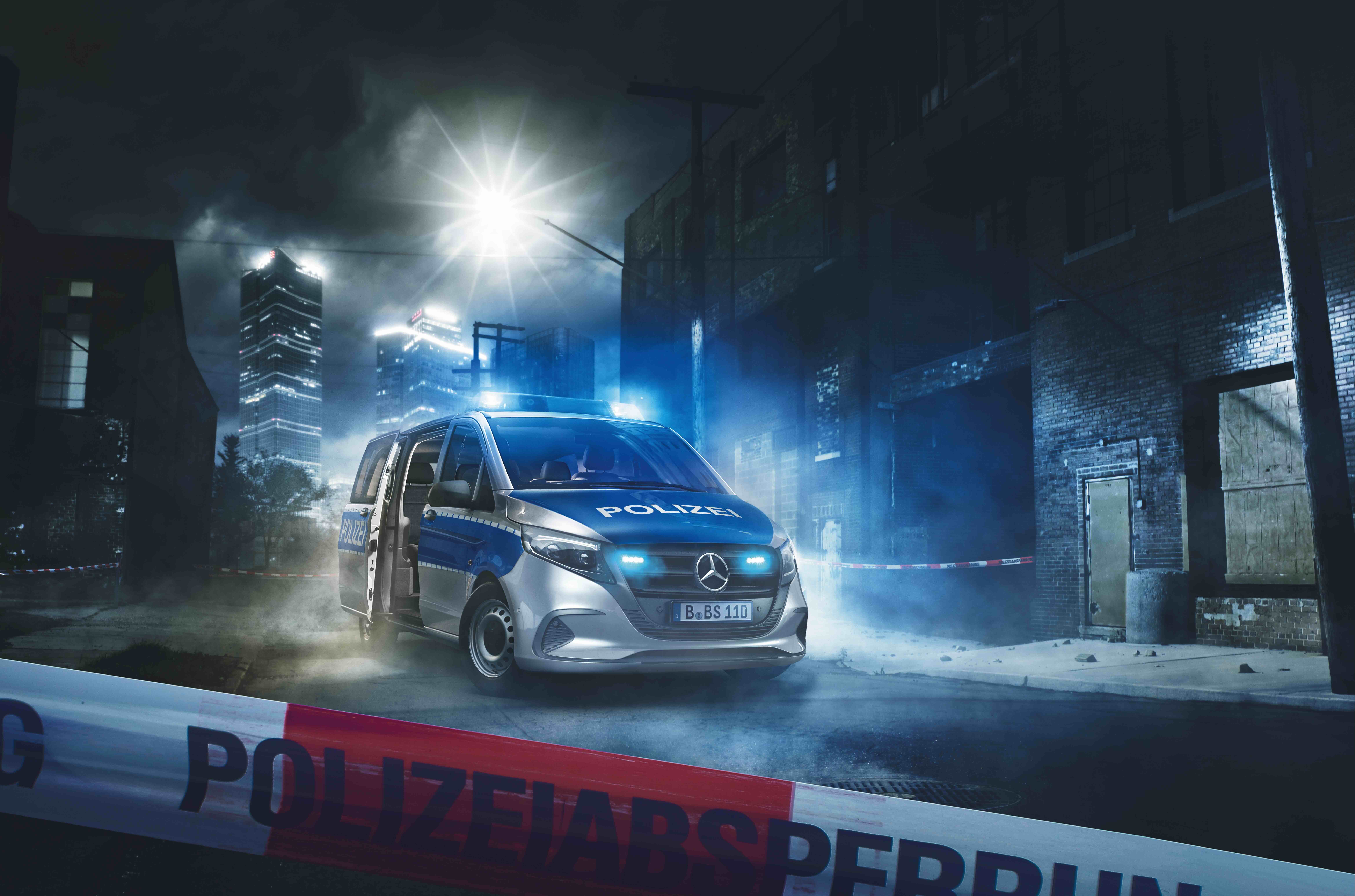 Polizei-Transporter Vito | Mercedes-Benz Ein Mercedes-Benz Polizei-Transporter Vito bei Nacht mit eingeschaltetem Blaulicht