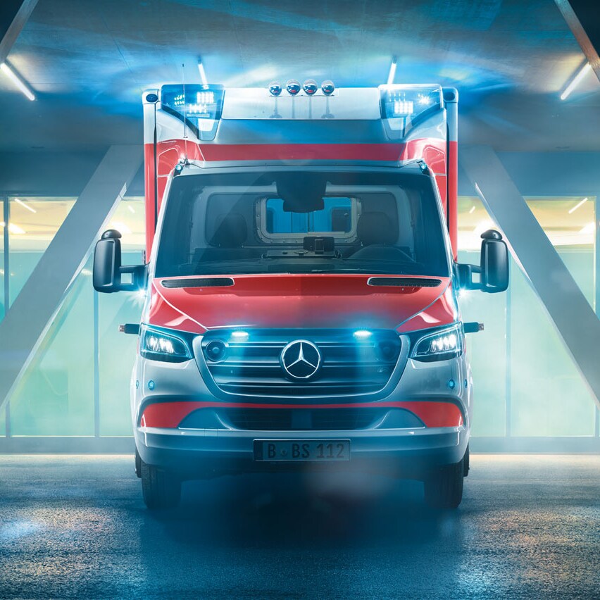 Ein Mercedes-Benz Rettungsfahrzeug im dunkeln
