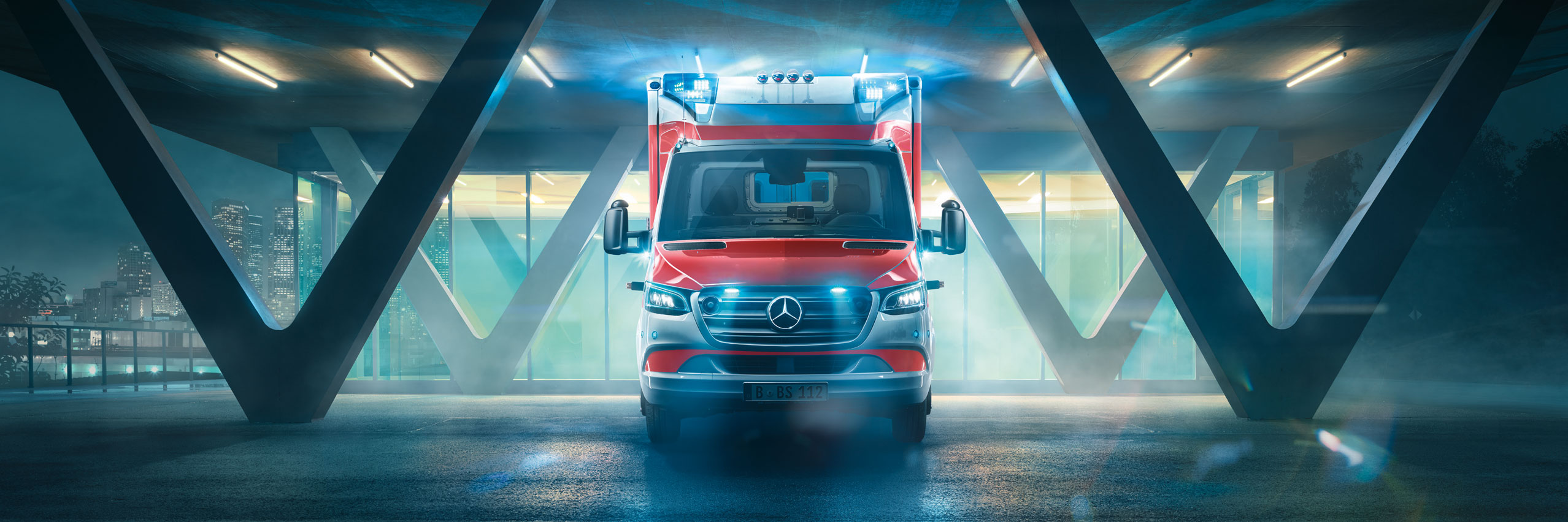 Rettungfahrzeuge | Mercedes-Benz Ein Mercedes-Benz Rettungsfahrzeug im dunkeln