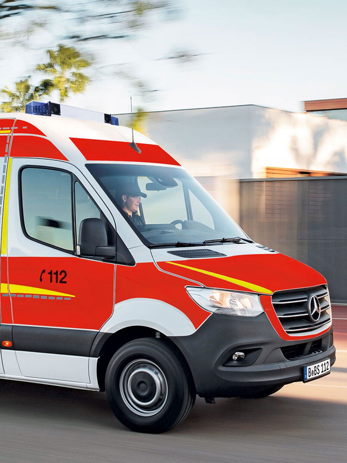 Ein Mercedes-Benz Rettungswagen in einer Einsatzfahrt