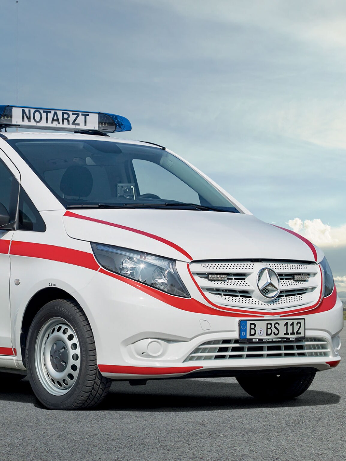 Ein Mercedes-Benz Notarzt-Einsatzfahrzeug mit geöffneter Tür