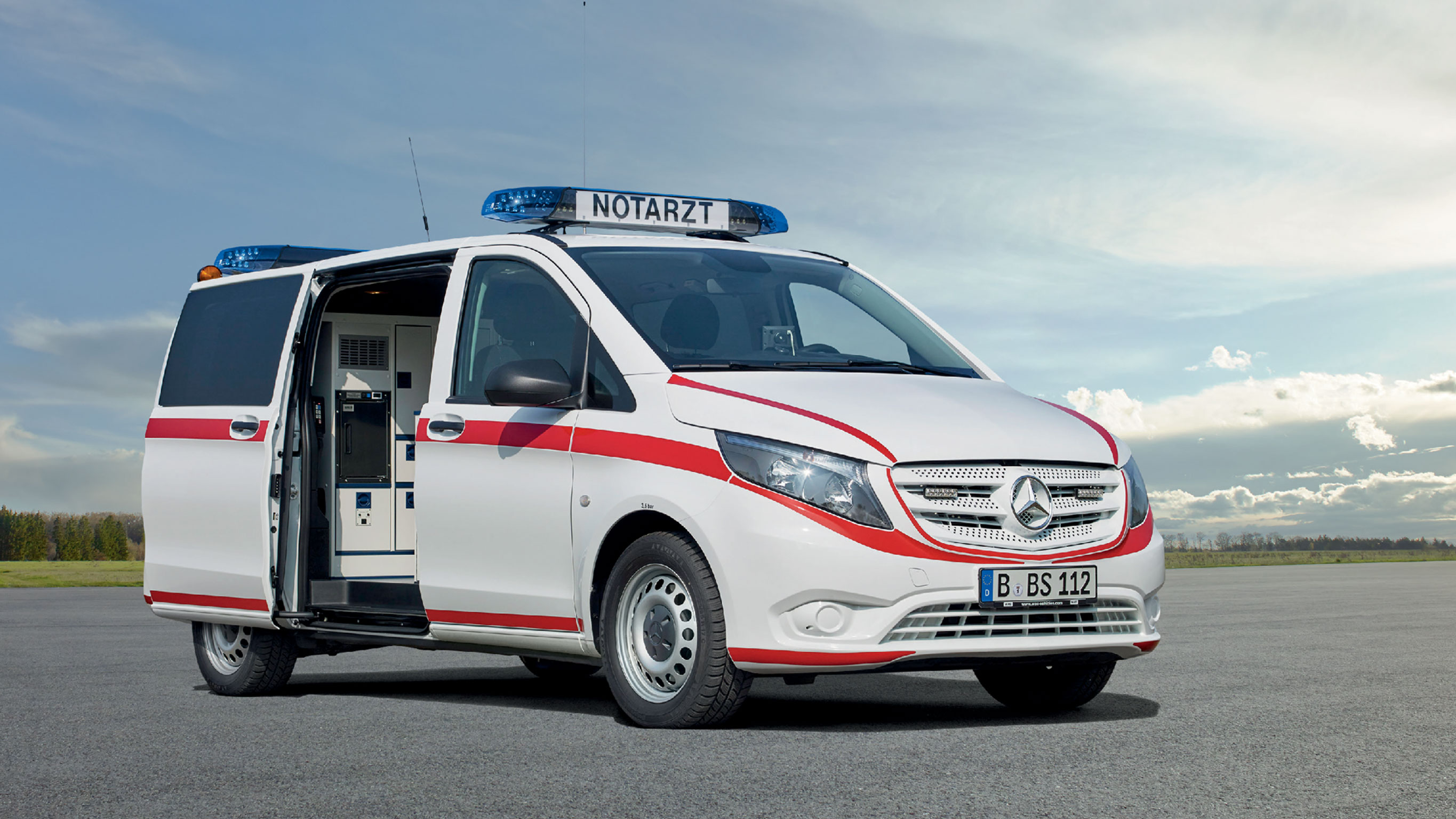 Notarzt-Einsatzfahrzeuge | Mercedes-Benz Ein Mercedes-Benz Notarzt-Einsatzfahrzeug mit geöffneter Tür