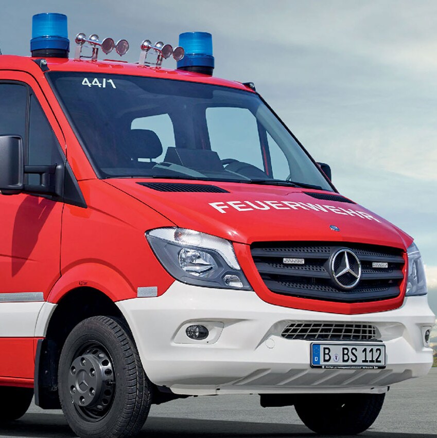 Ein Mercedes-Benz Feuerwehrfahrzeug