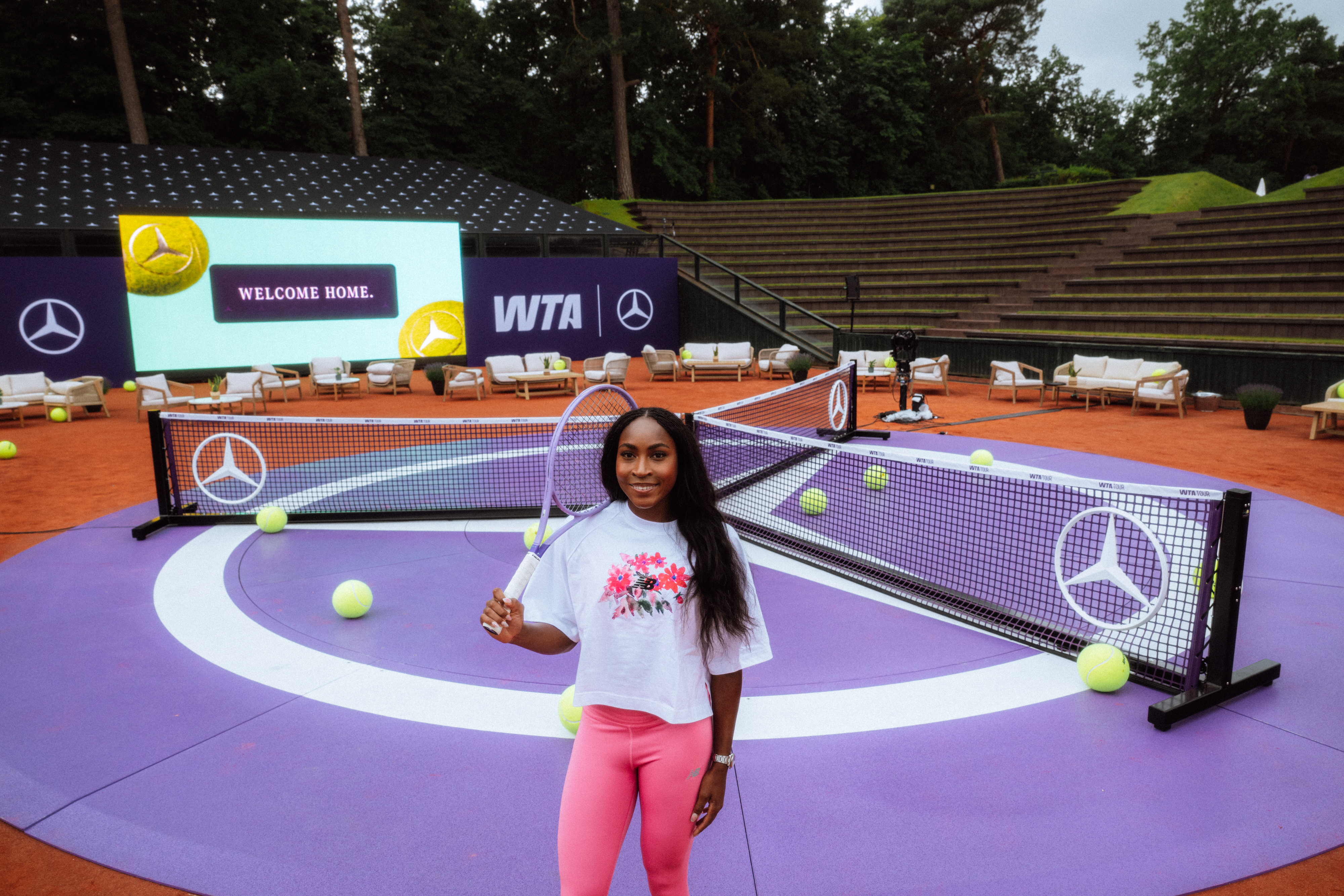 Vom Einzel und Doppel zum Triple | Mercedes-Benz Markenbotschafterin Coco Gauff mit Tennisschläger in der Hand steht auf einem violetten Court.