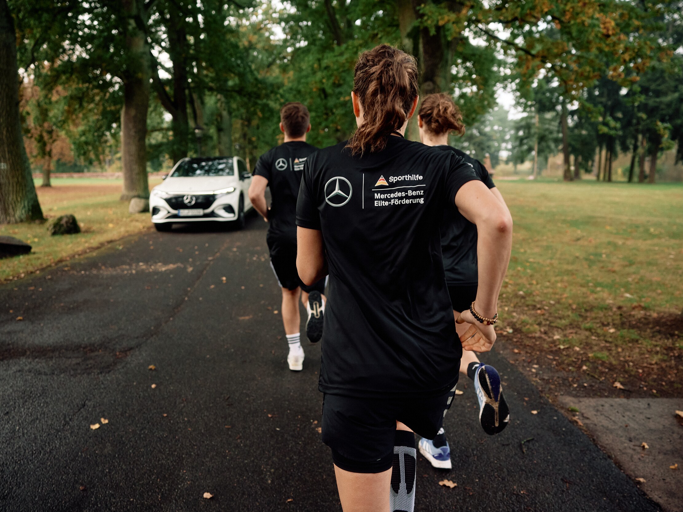 Die Rückenansicht einer Person in einem Deutsche Sporthilfe Shirt