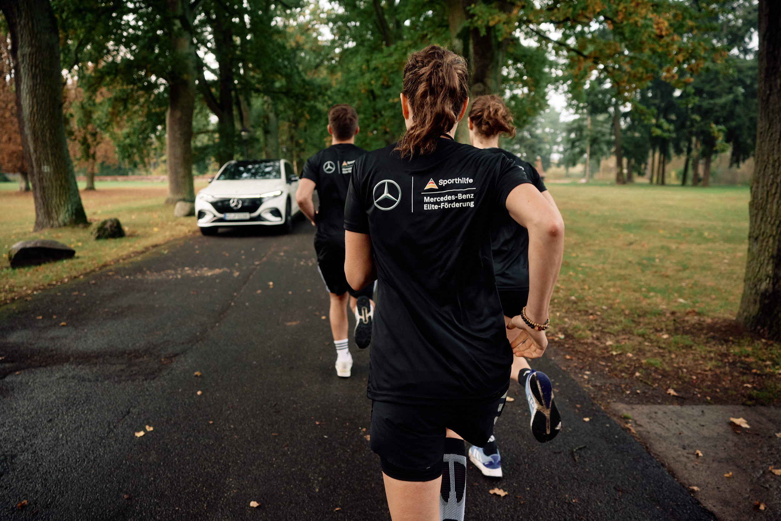 Deutsche Sporthilfe | Mercedes-Benz Die Rückenansicht einer Person in einem Deutsche Sporthilfe Shirt