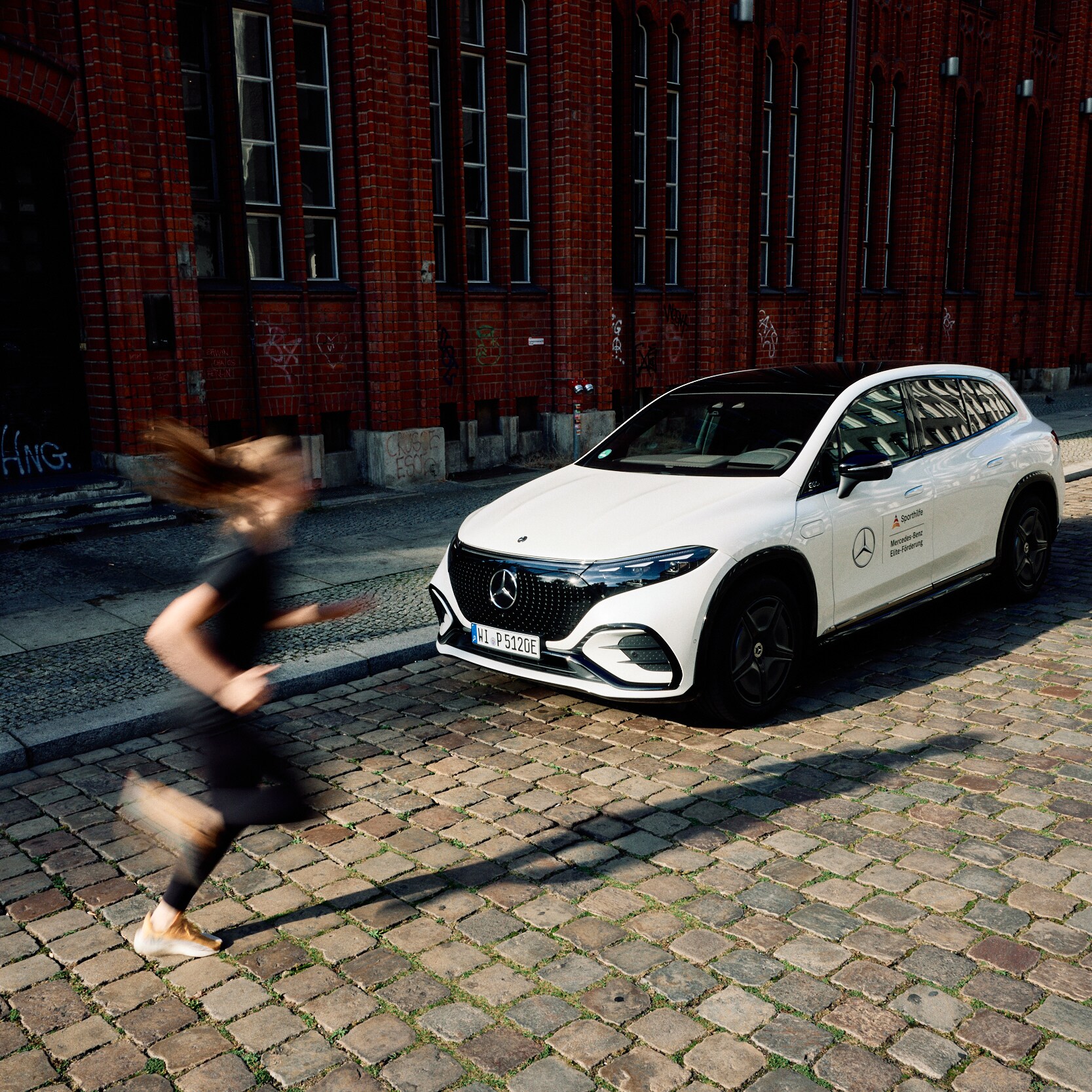 Eine joggende Frau vor einem Mercedes-Benz | Mercedes-Benz