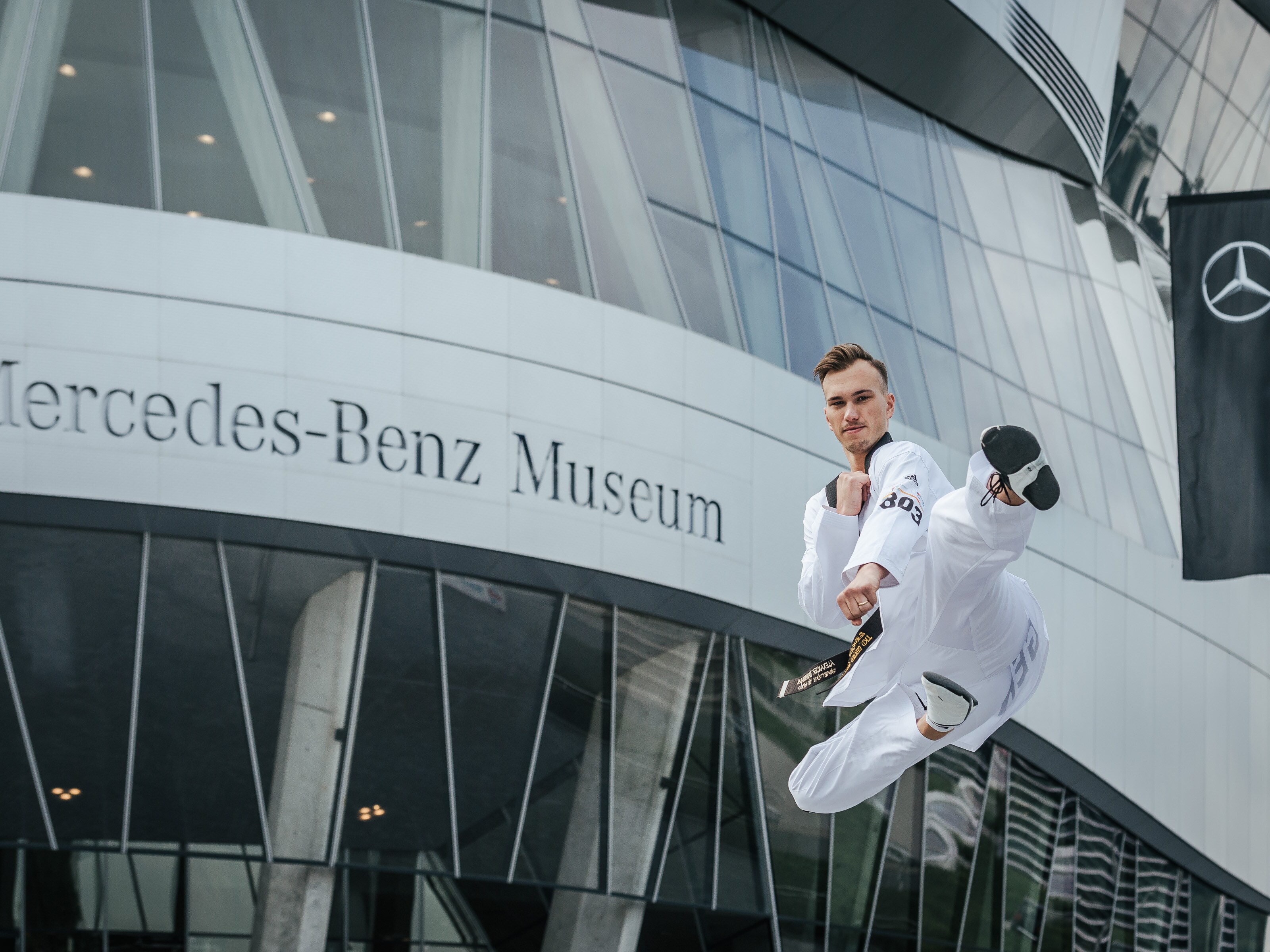 Alexander Bachmann vor dem Mercedes-Benz Museum