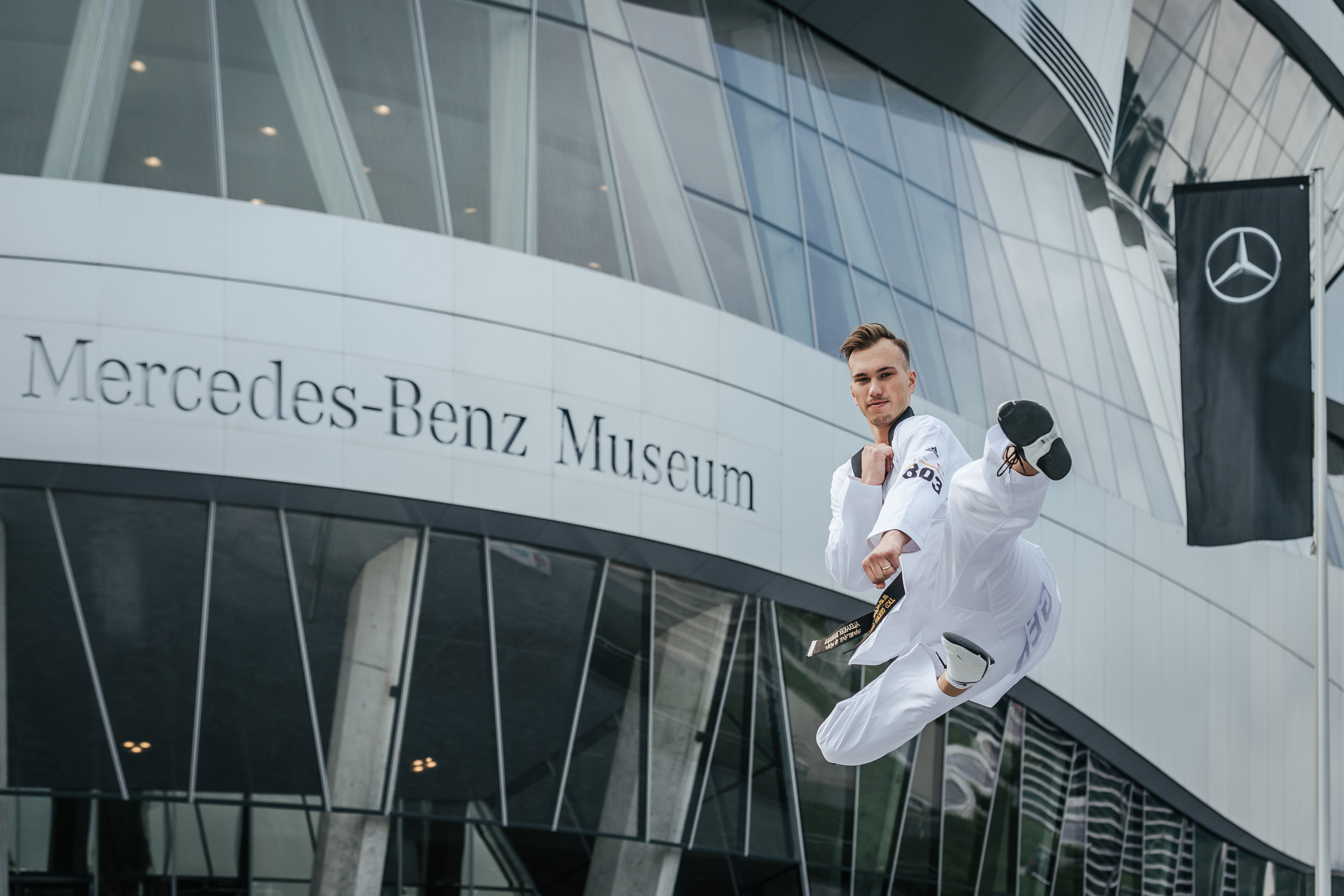 Deutsche Sporthilfe | Mercedes-Benz Alexander Bachmann vor dem Mercedes-Benz Museum