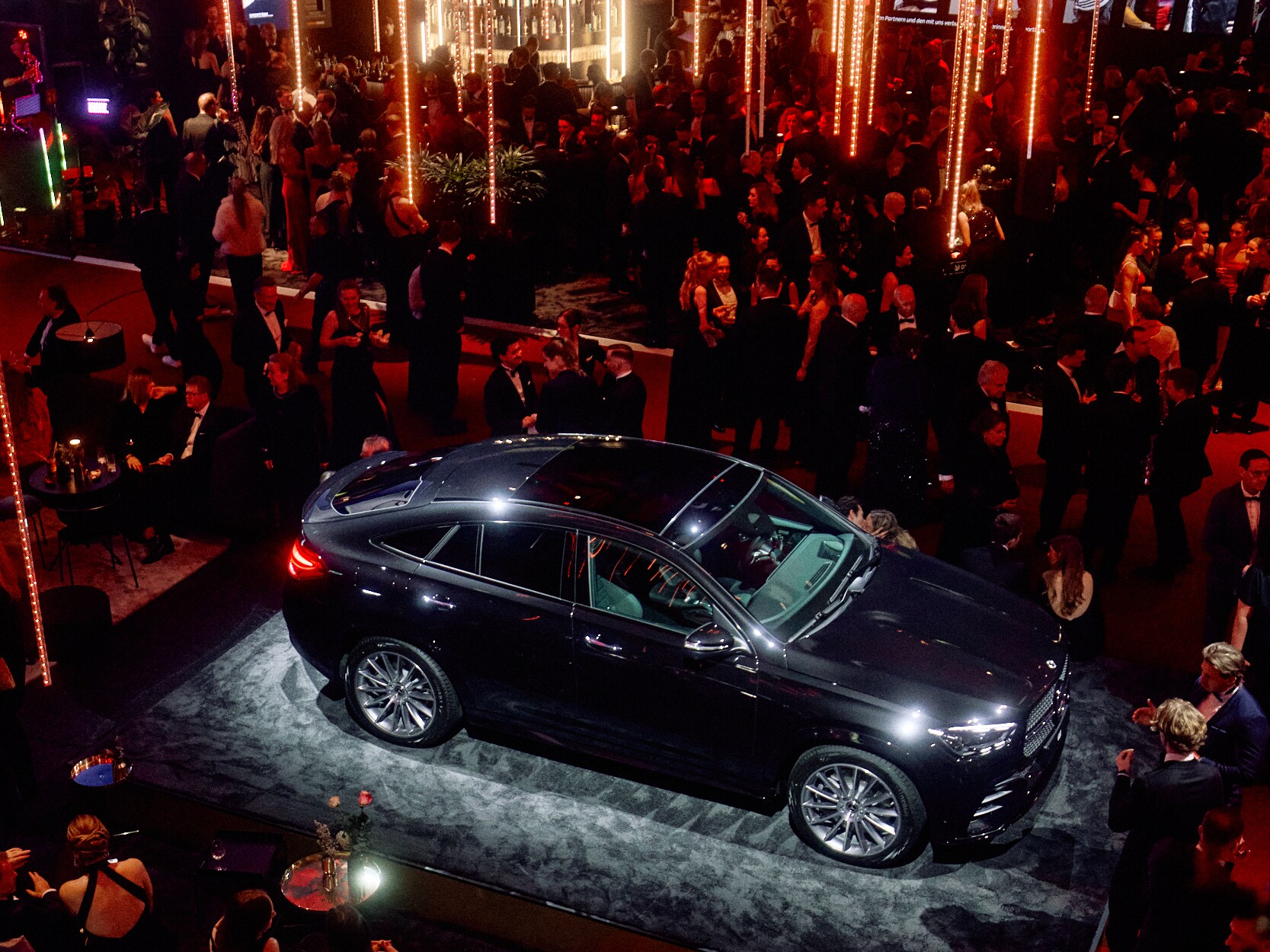 Ein elektrischer EQS steht auf einer Plattform beim Ball des Sports.