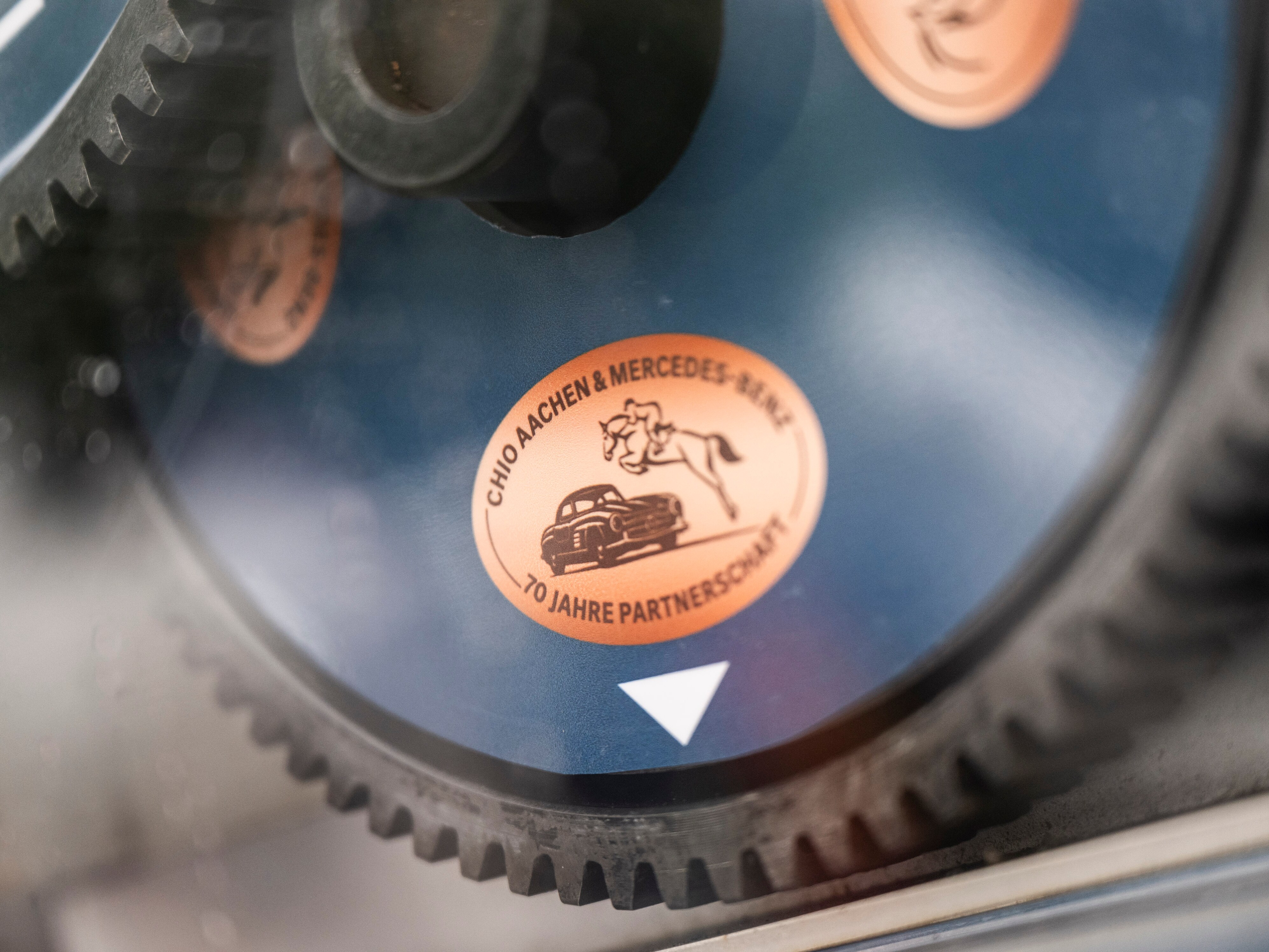 ein Zahnrad mit dem Logo eines Reitturniers in Achen