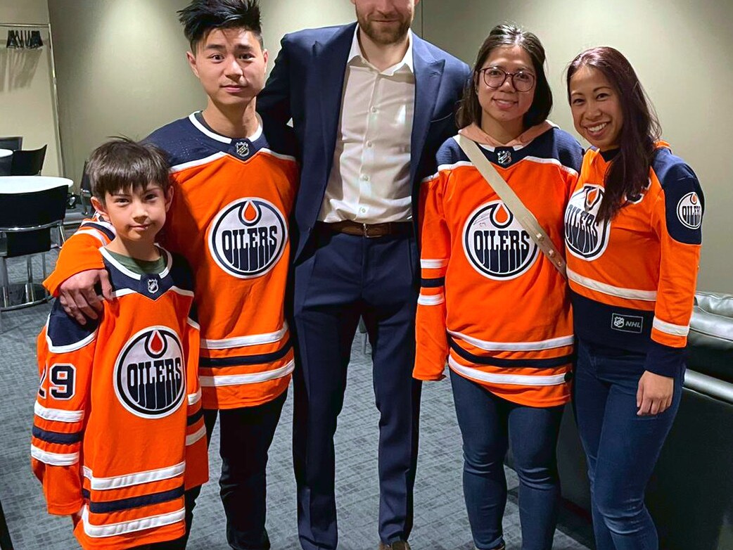 eine Gruppe Jugendlicher mit orangenen Westen