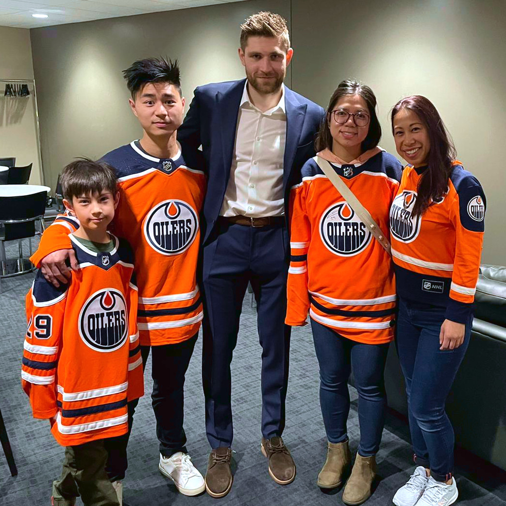 Laureus | Mercedes-Benz eine Gruppe Jugendlicher mit orangenen Westen