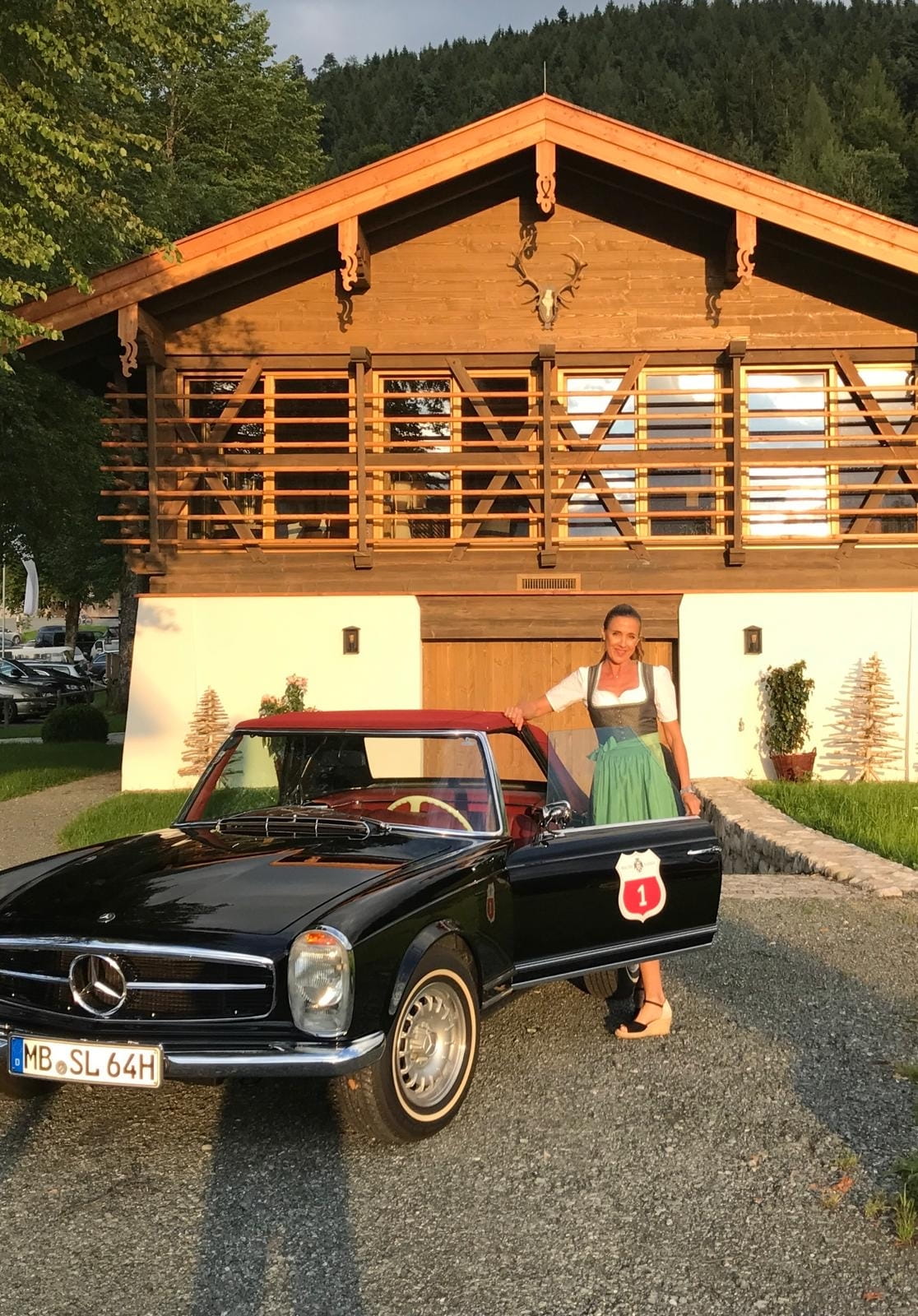 She's Susanne Gräfin von Moltke | Mercedes-Benz Susanne Gräfin von Moltke steht in einer Tracht neben einem Mercedes-Benz Oldtimer.
