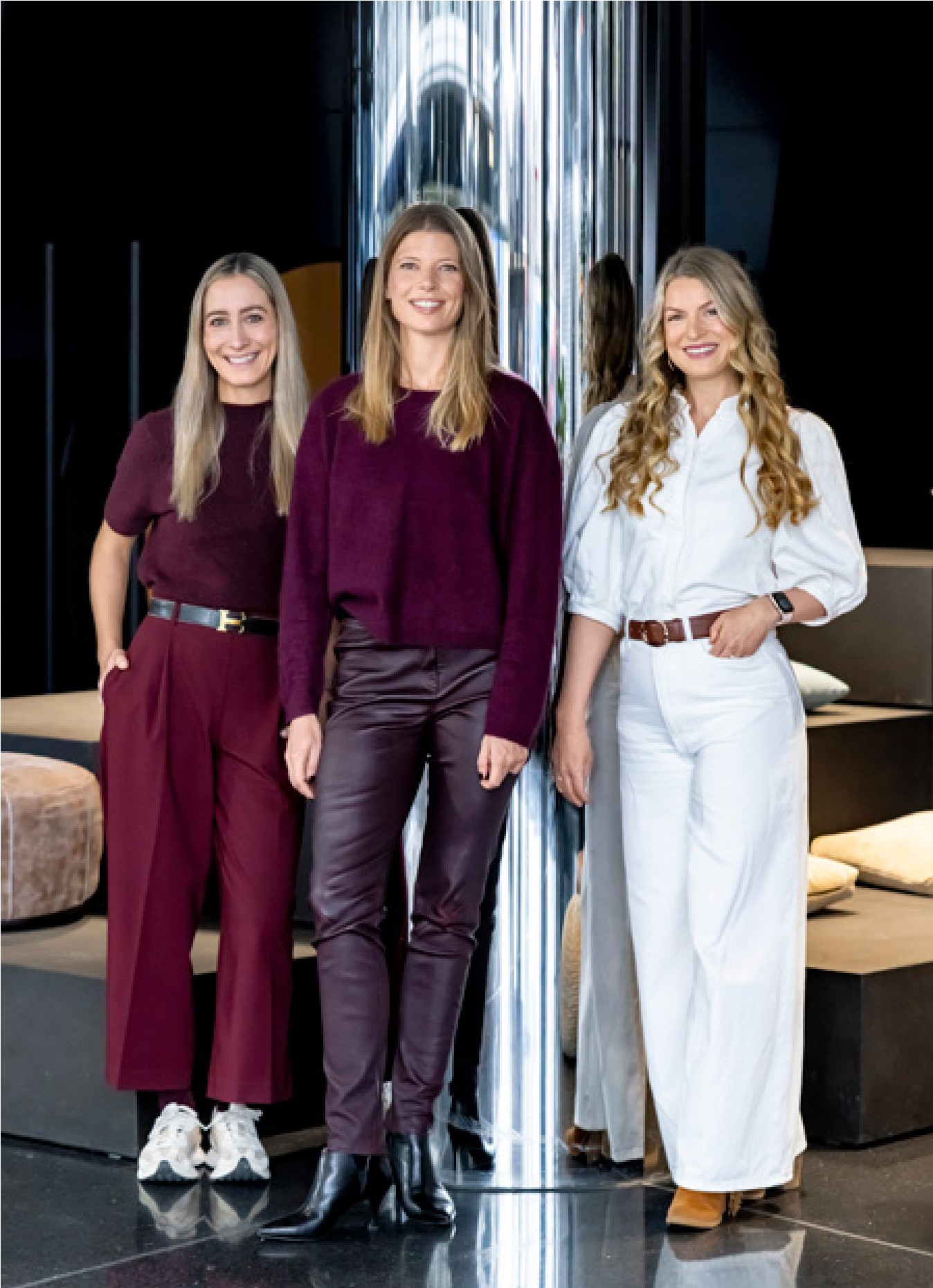 She's Mercedes | Mercedes-Benz 3 Frauen von She's Mercedes stehen nebeneinander und lächeln in die Kamera