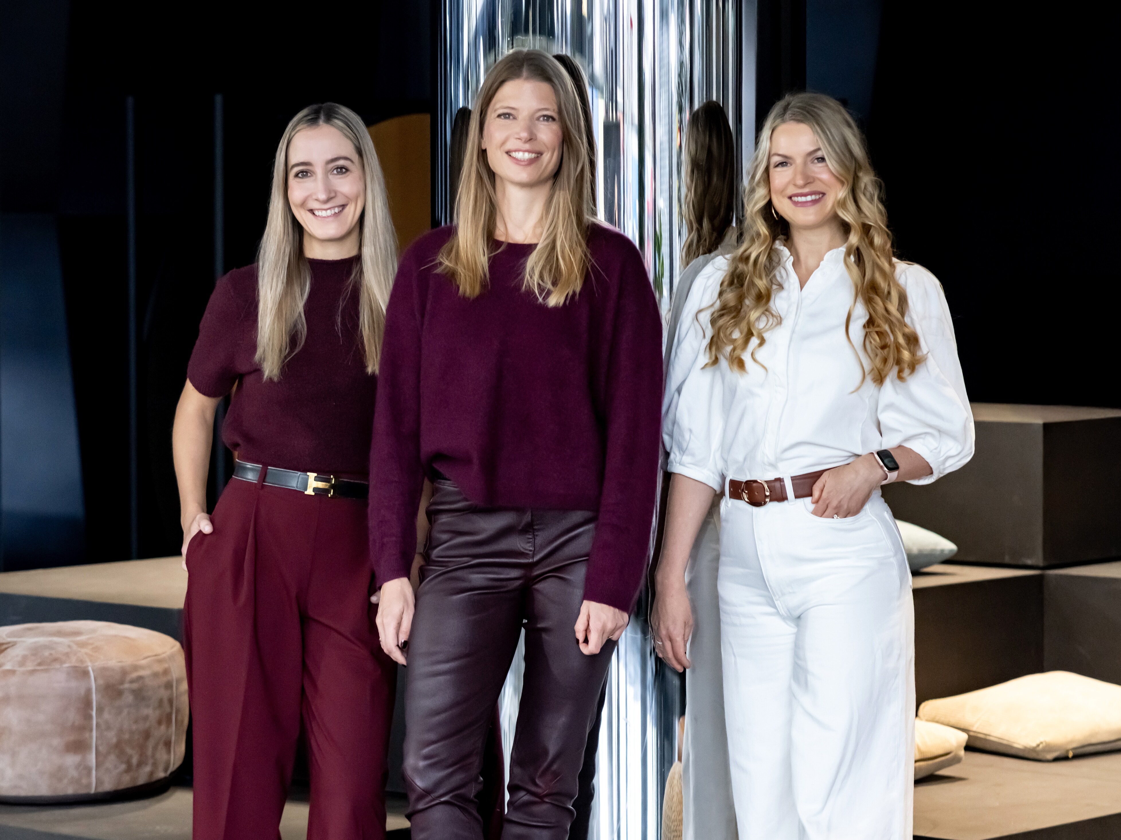 3 Frauen von She's Mercedes stehen nebeneinander und lächeln in die Kamera 