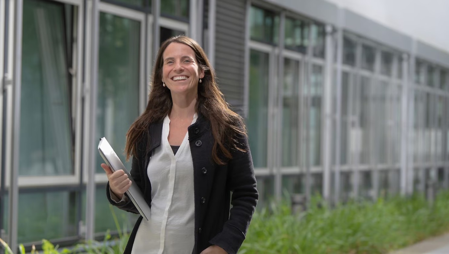 She's Mercedes Inspiration | Mercedes-Benz Das Logo von UN Women in. Ein blaues Logo auf weißem Untergrund zeigt die Aufschrift "UN Women"