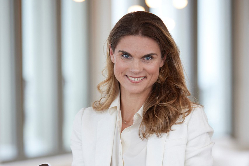 She's Mercedes Inspiration | Mercedes-Benz Unternehmerin Janneke Lupp steht lässig mit einer Hand in der Hosentasche und mit der anderen ein Messgerät haltend in einem Raum.