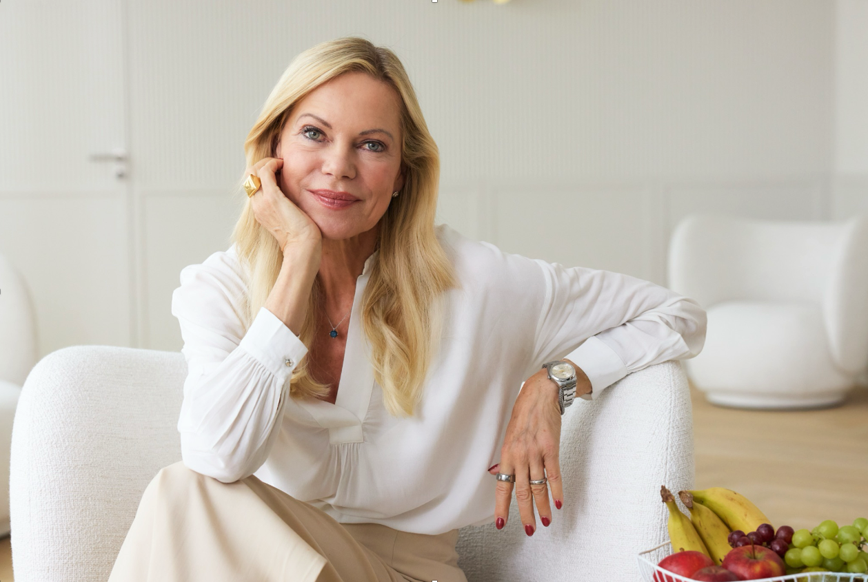 She's Mercedes Inspiration | Mercedes-Benz Unternehmerin Nina Ruge sitzt mit einem Messgerät auf einem weißen Sessel in einem hellen Raum.