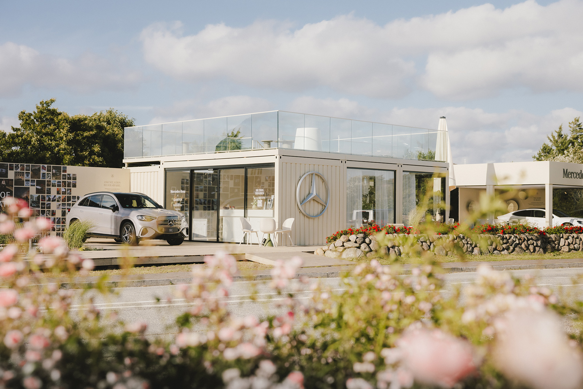 Mercedes-Benz x Sylt | Mercedes-Benz. Ein weißer Container, in dem die Marke Mercedes-Benz erfahrbar gemacht wird.