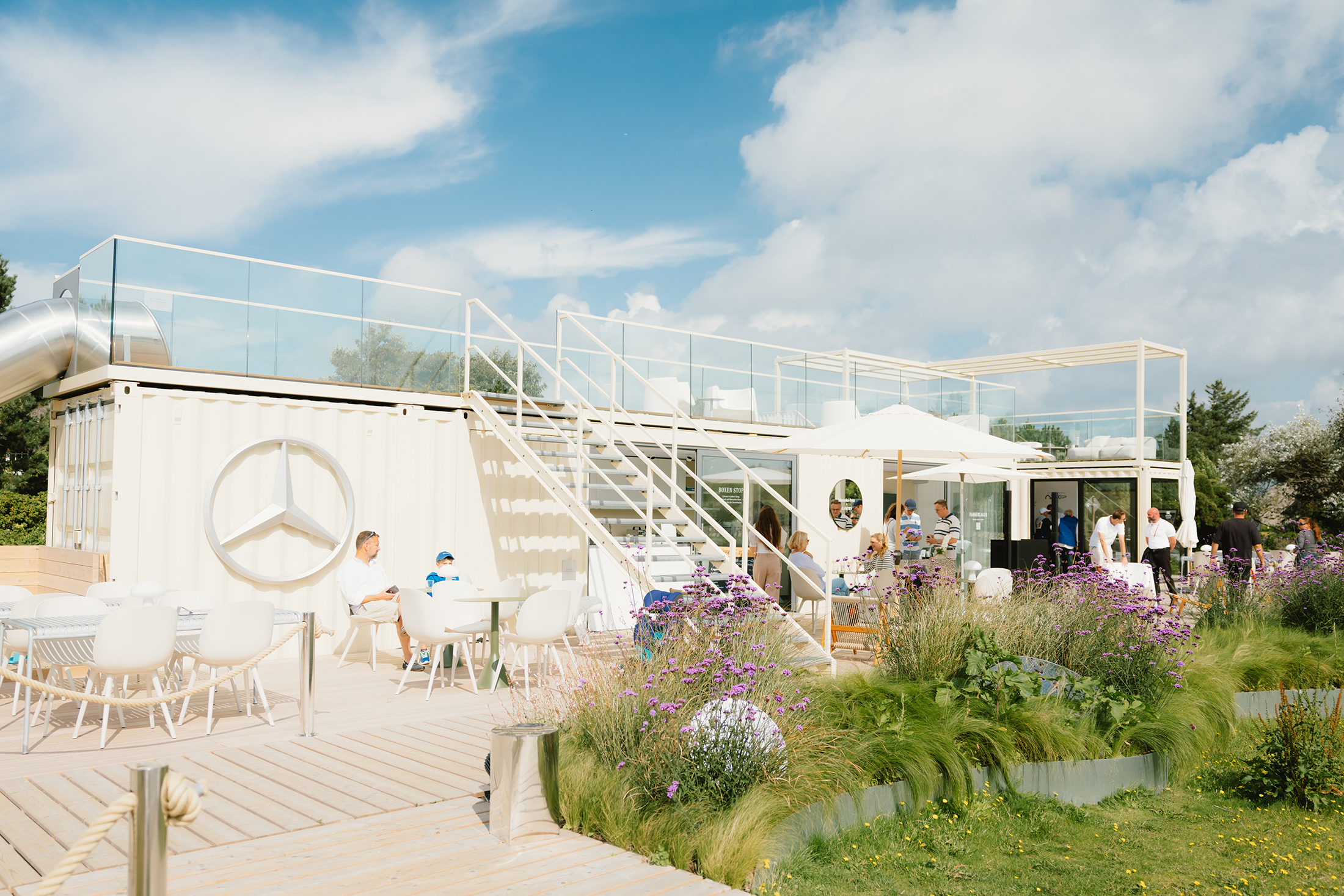 Mercedes-Benz x Sylt | Mercedes-Benz. Ein weißer Container, in dem die Marke Mercedes-Benz erfahrbar gemacht wird.