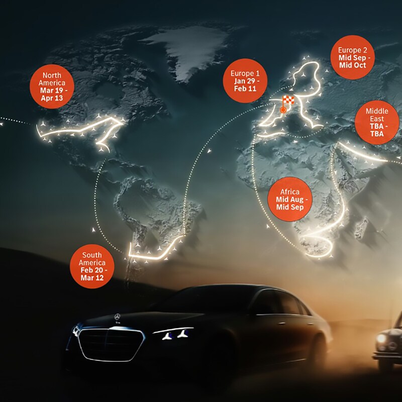 Eine Weltkarte mit einzelnen Stopps in Orange. Darunter fahren zwei Mercedes-Benz Modelle.