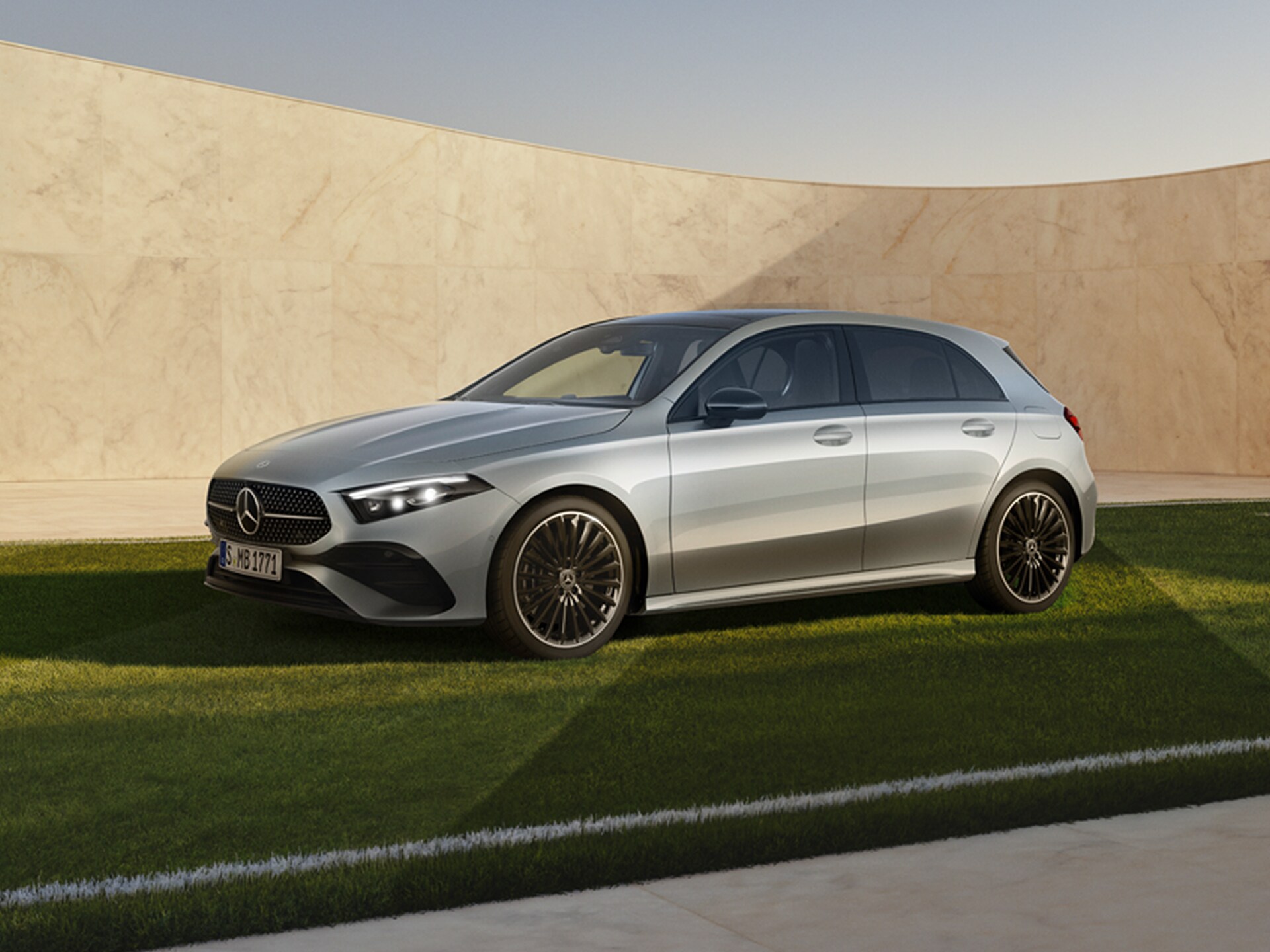 Die Mercedes-Benz A-Klasse auf einem Fußballfeld.