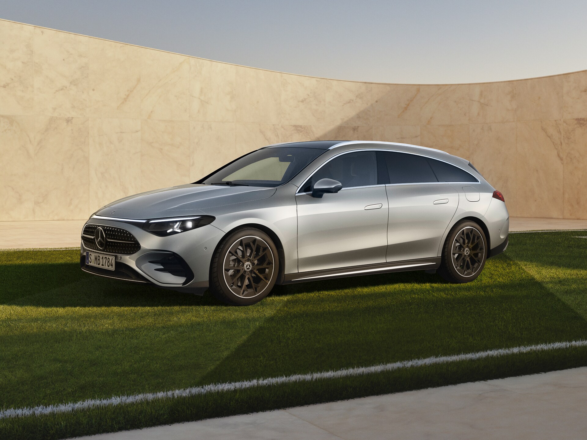Der Mercedes-Benz CLA Shooting Brake auf einem Fußballfeld.