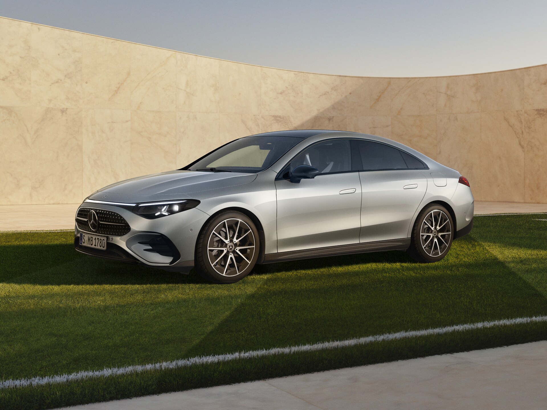 Der Mercedes-Benz CLA auf einem Fußballfeld.