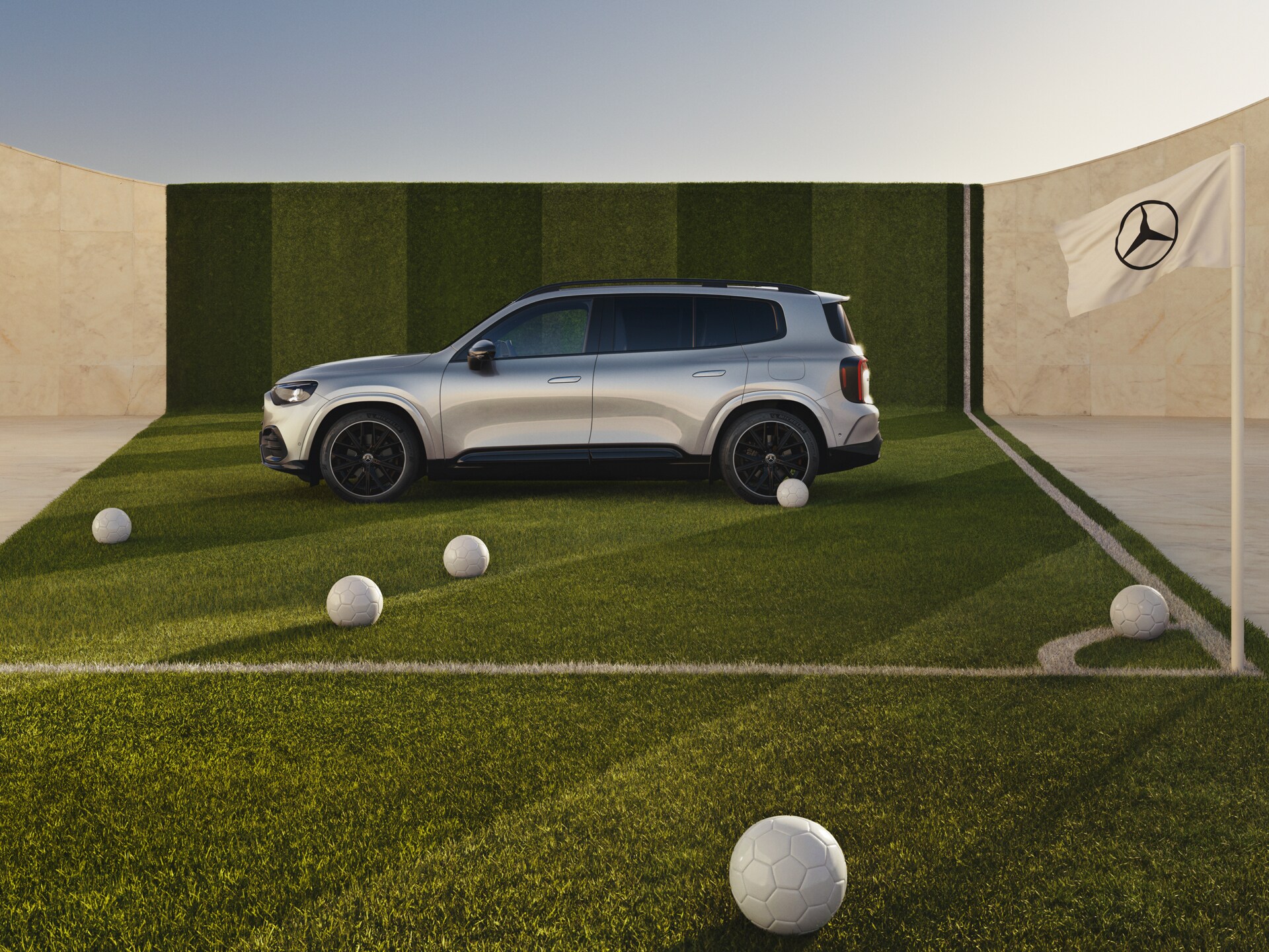 Der Mercedes-Benz GLB auf einem Fuballfeld.