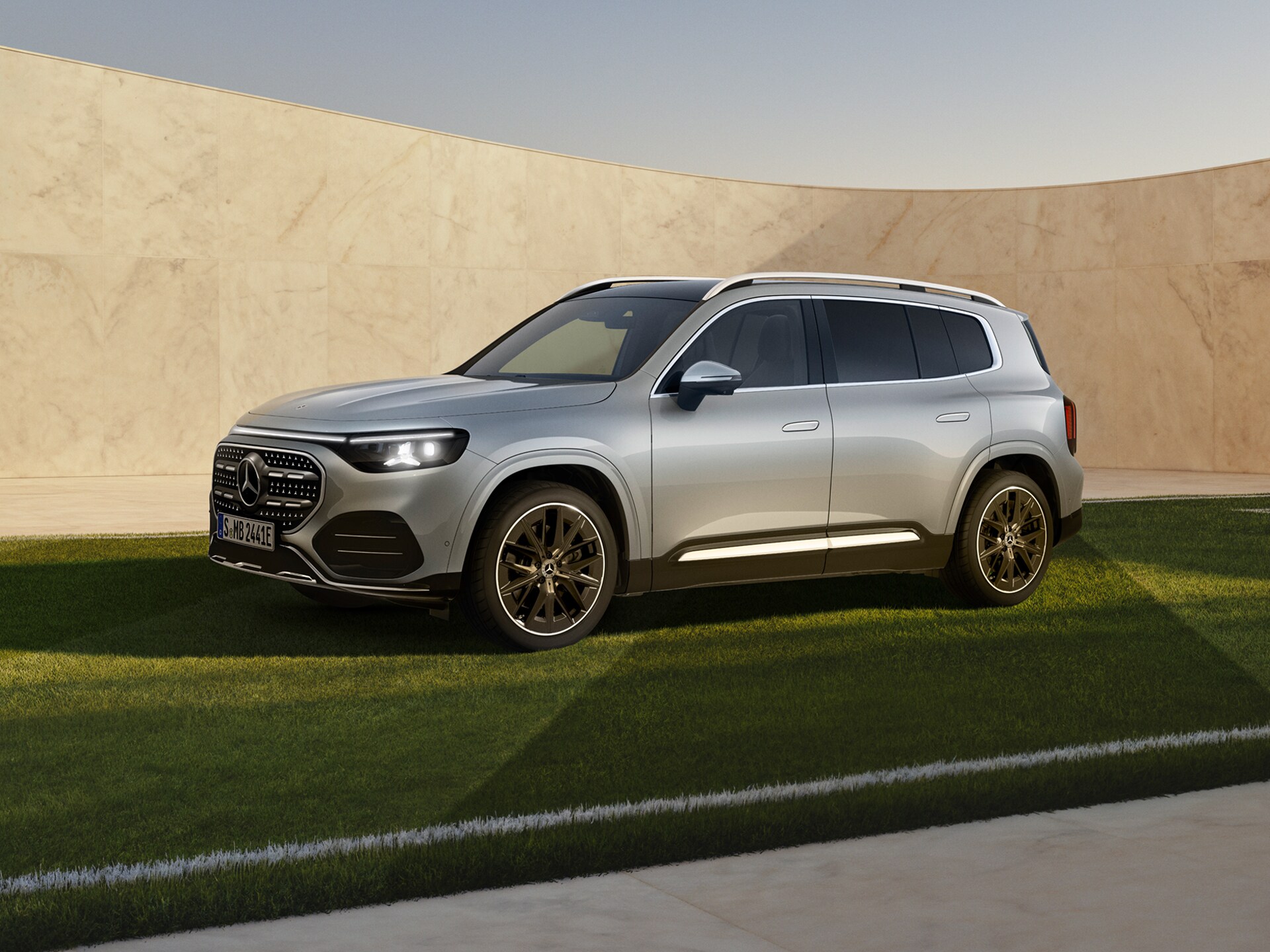 Der Mercedes-Benz GLB elektrisch auf einem Fuballfeld.