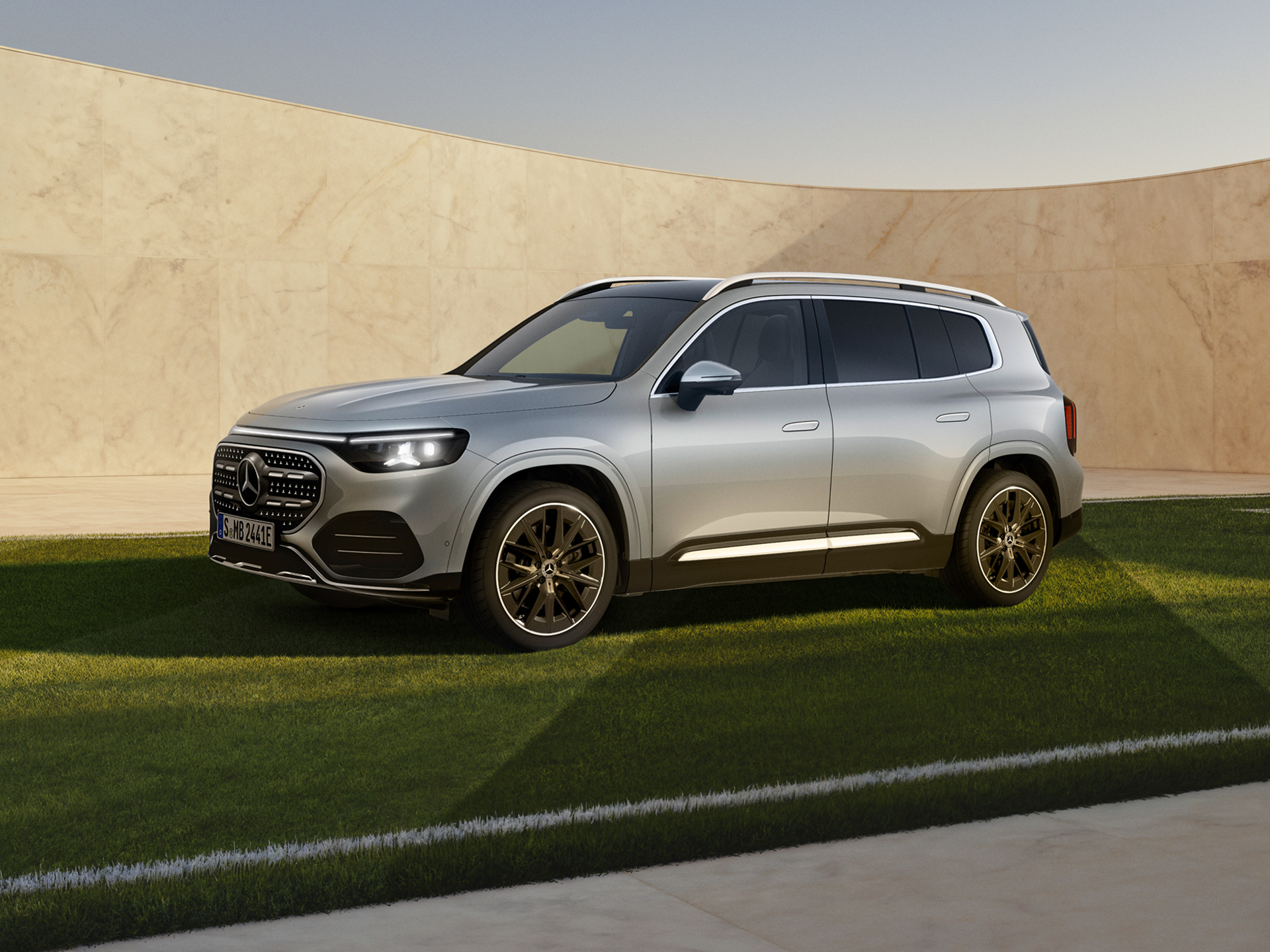 140 Jahre Innovation | Mercedes-Benz Der Mercedes-Benz GLB elektrisch auf einem Fuballfeld.
